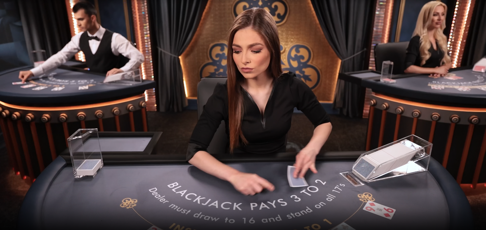 Live blackjackdealer deelt kaarten aan een tafel in een casinostudio.
