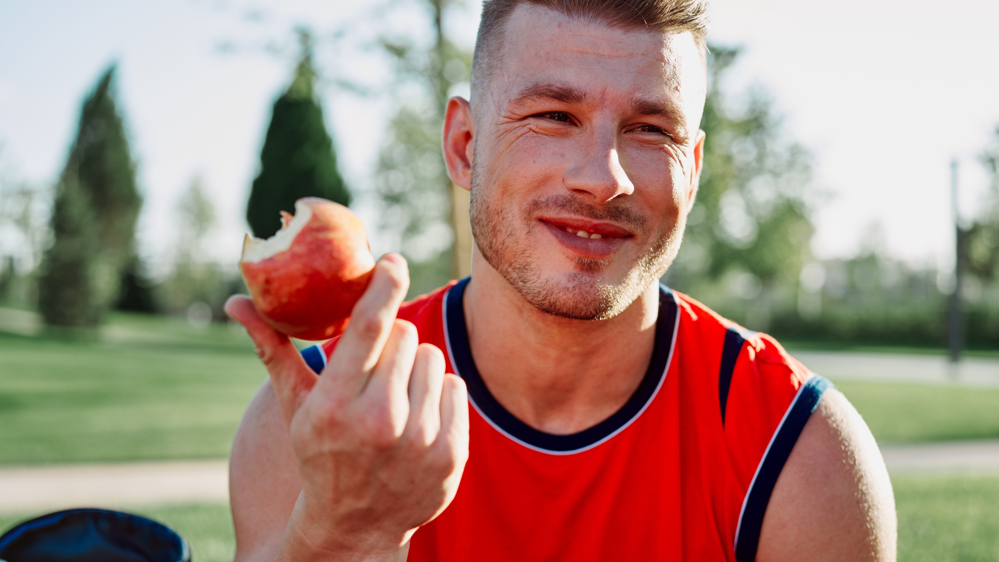 Jaka dieta przy wysokim cholesterolu dla sportowca, takiego jak na zdjęciu?