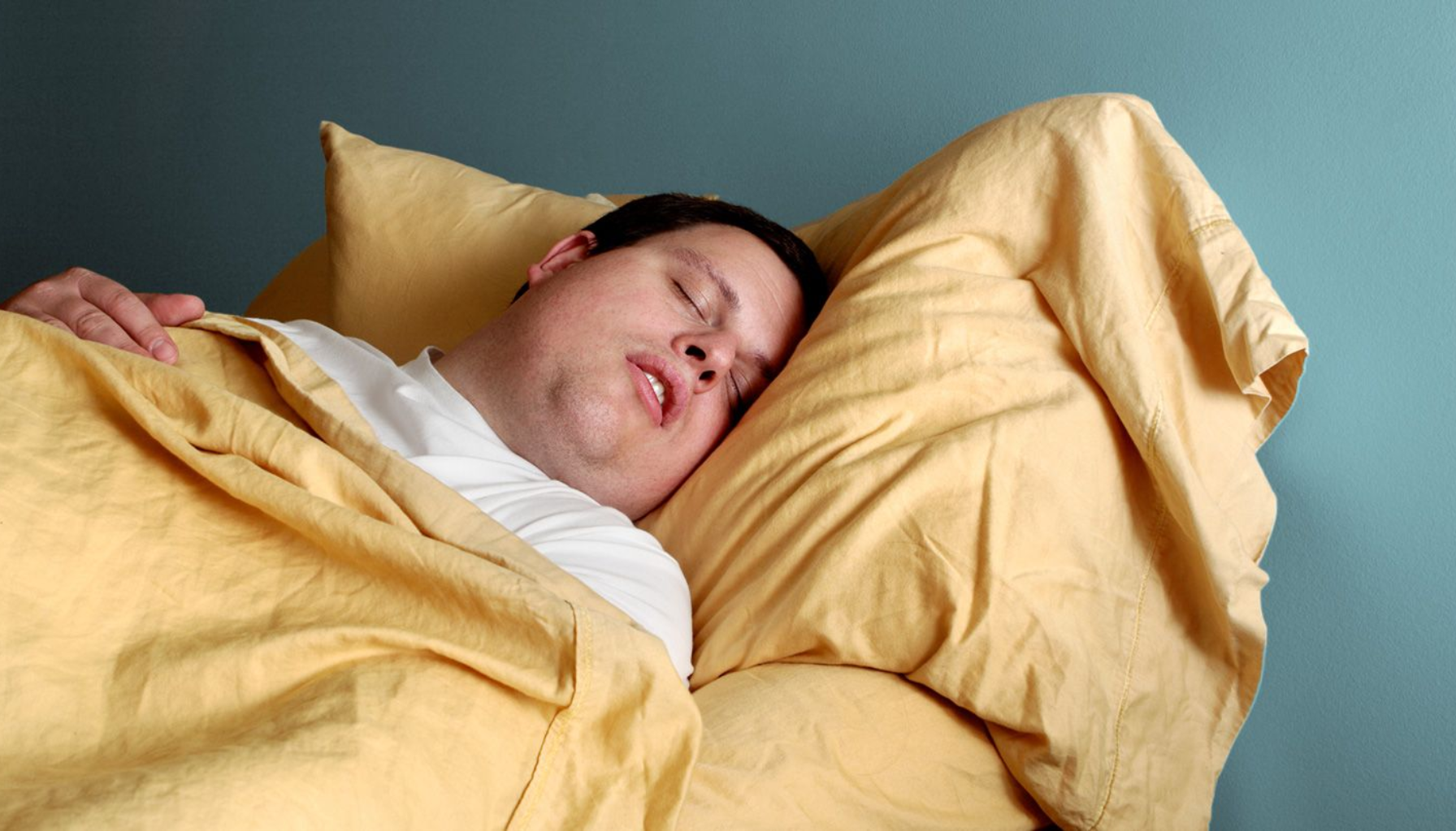 Snorking: Når Det Er Mer Enn Bare Irriterende – Og Hvordan Tannlegen Kan Hjelpe 3 Mann sover på siden med åpen munn, mulig tegn på snorking eller søvnapné under nattesøvn.