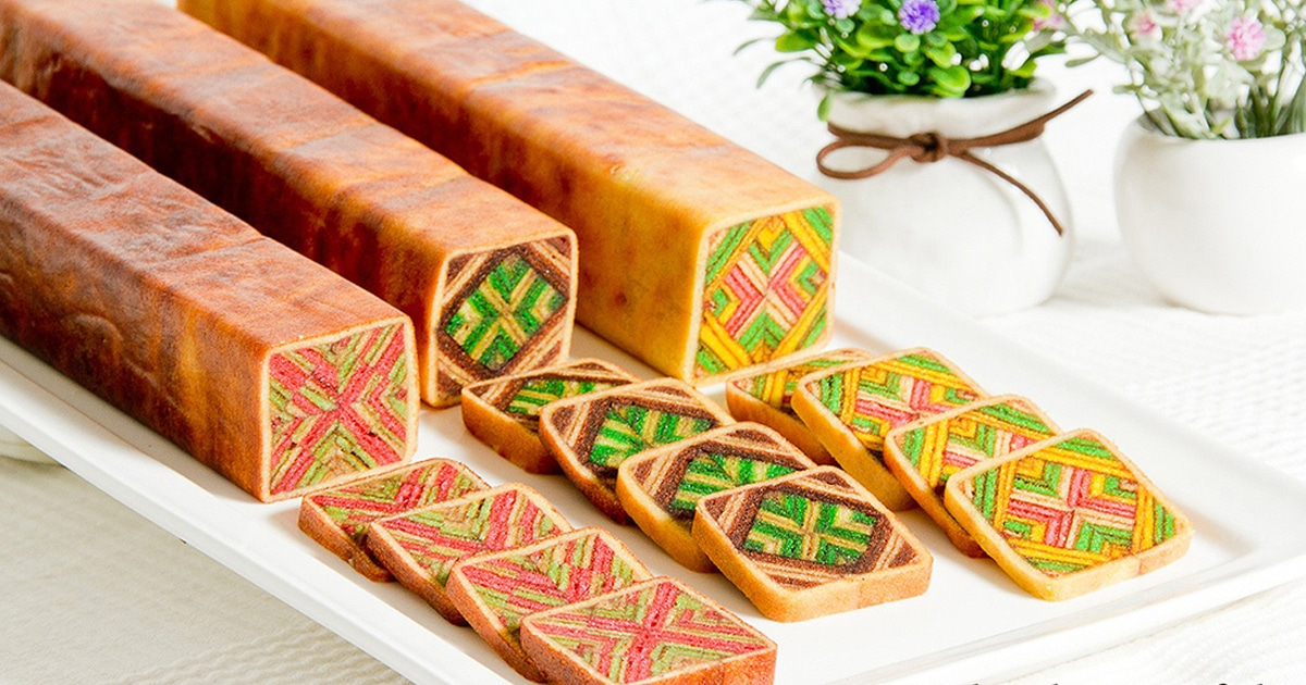 sarawak layer cake is a malaysian food and considered to be favorite souvenirs by many