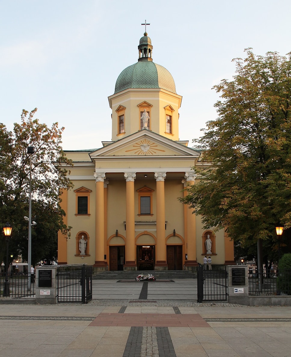 Kościół garnizonowy w Radomiu. Żółta budowla zwieńczona kolumnadą i kopułą. Źródlo: https://commons.wikimedia.org/wiki/File:Garrison_Church_-_Radom.jpg