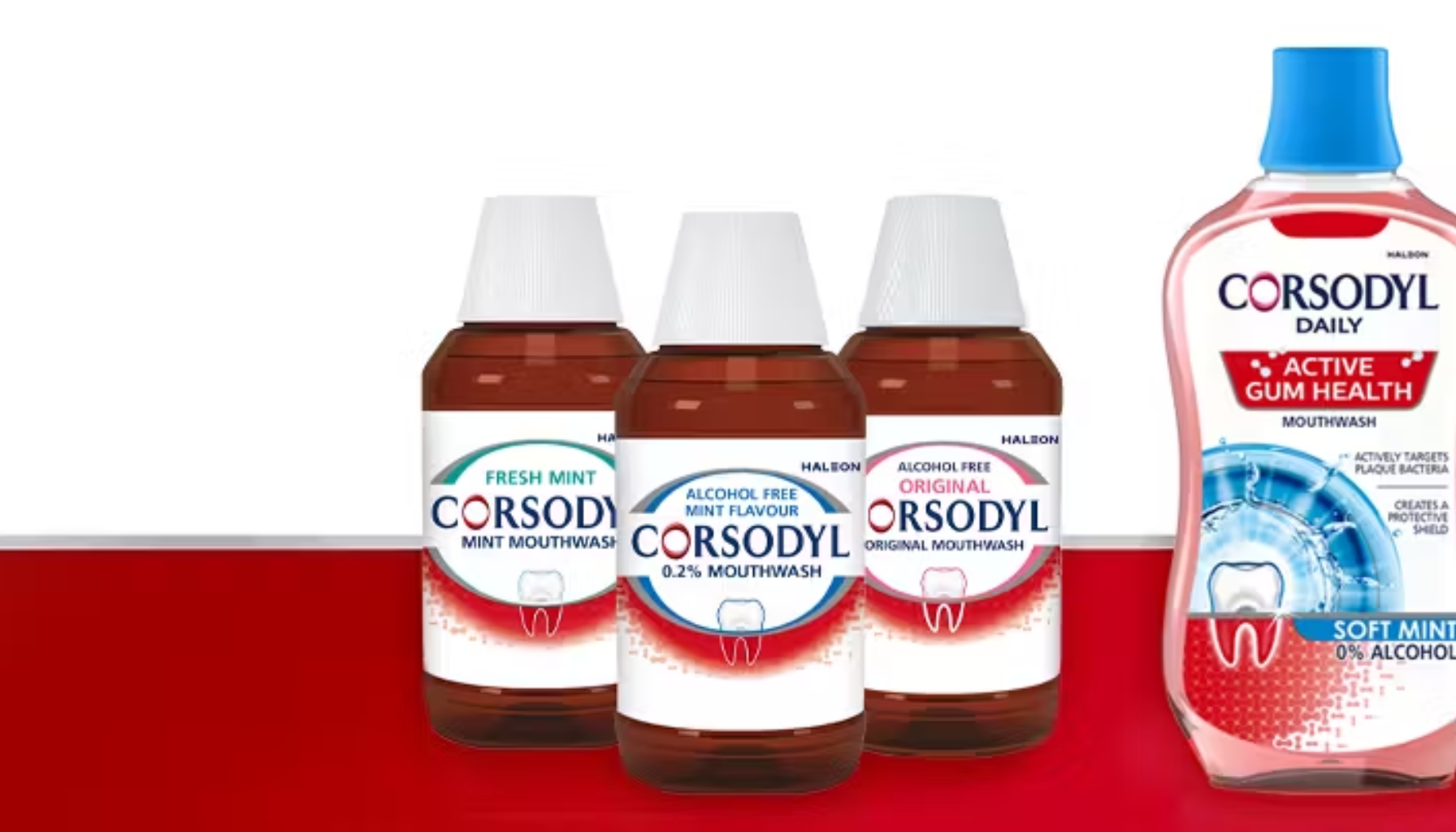 Flere varianter av Corsodyl munnskyll på rød overflate med hvit bakgrunn.
