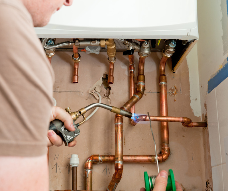 Installateur löttet Kupferrohre