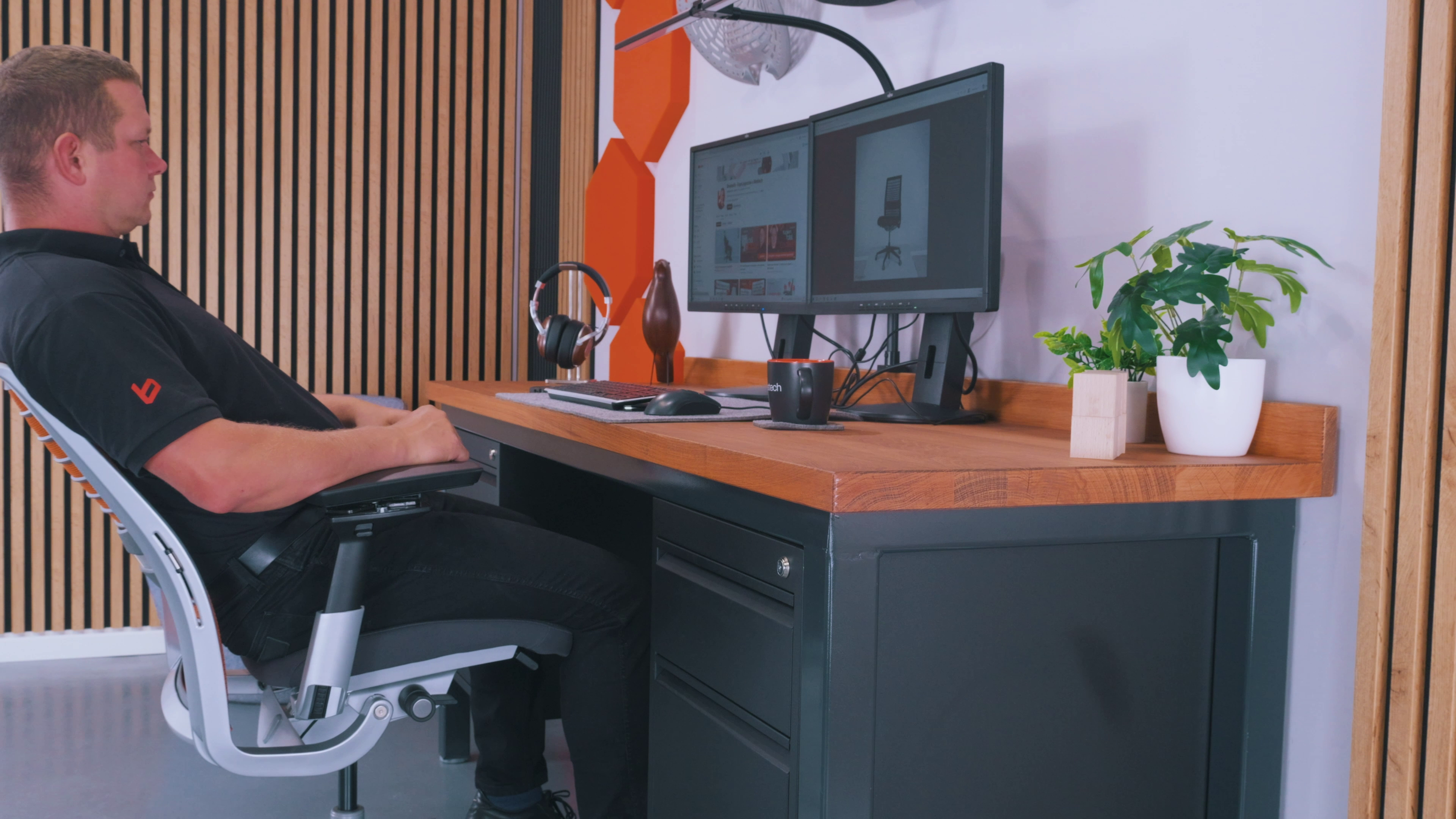 Steelcase Think V2 – niedoceniony fotel biurowy? Recenzja po serwisie kilkuset egzemplarzy 8 Think V2 podczas pracy przy biurku. Źródło: Brastech