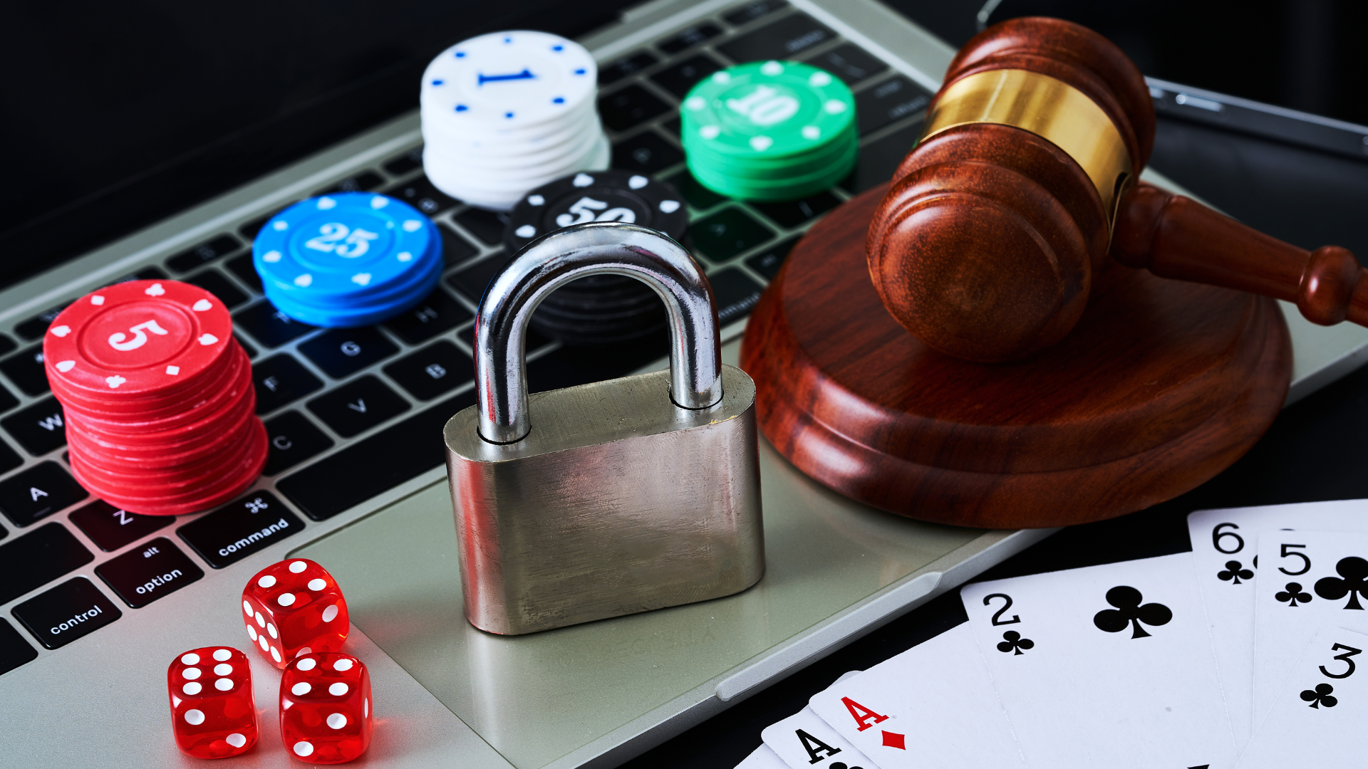 Illustration av säkert onlinespel med hänglås, casinobrickor och kort på en dator.