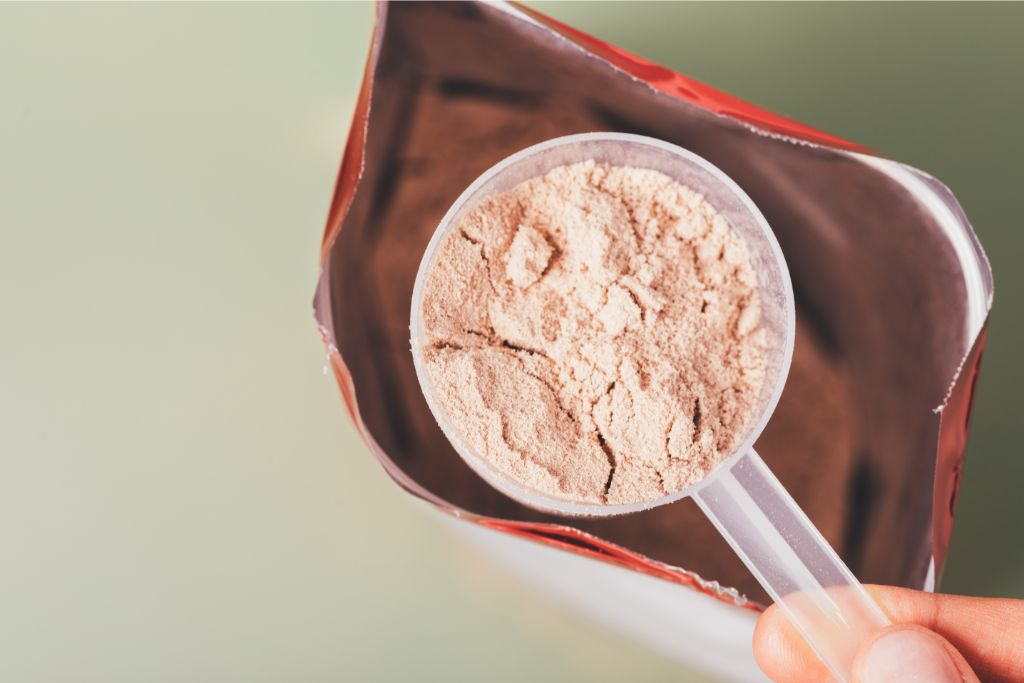 O whey protein é um suplemento alimentar em pó. Fonte da imagem: progressman - Canva