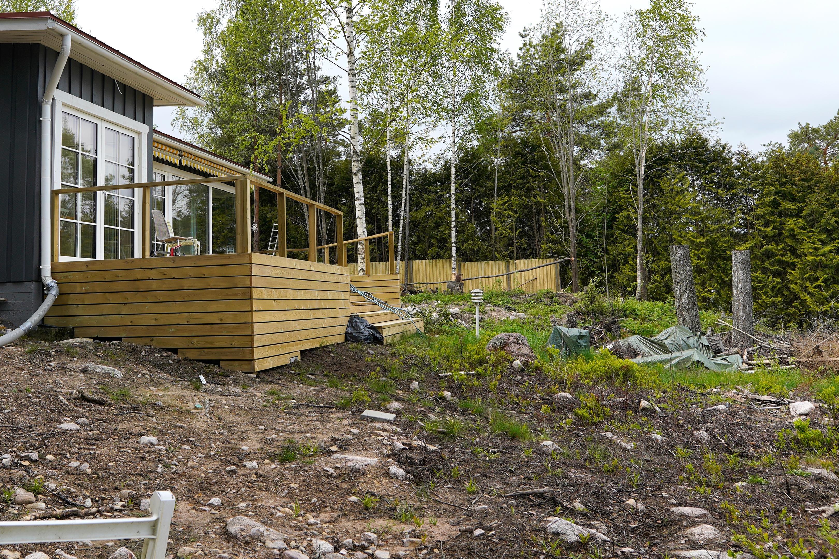 Rinnetontin maisemointi voi olla haastavaa jyrkkyyden vuoksi.