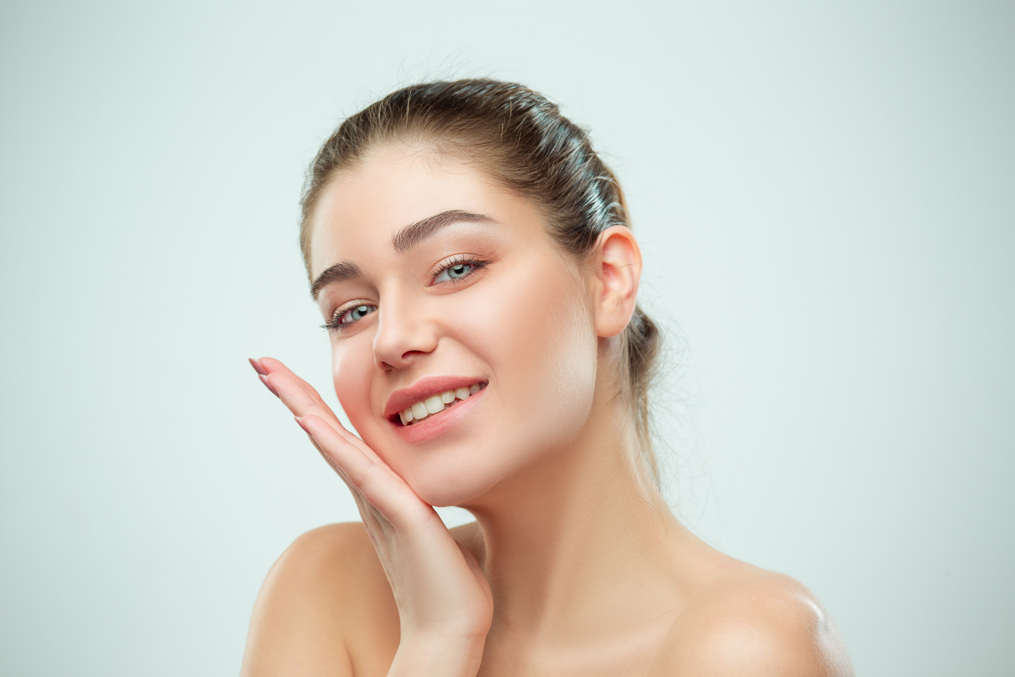 Una chica con cara libre de cabello.