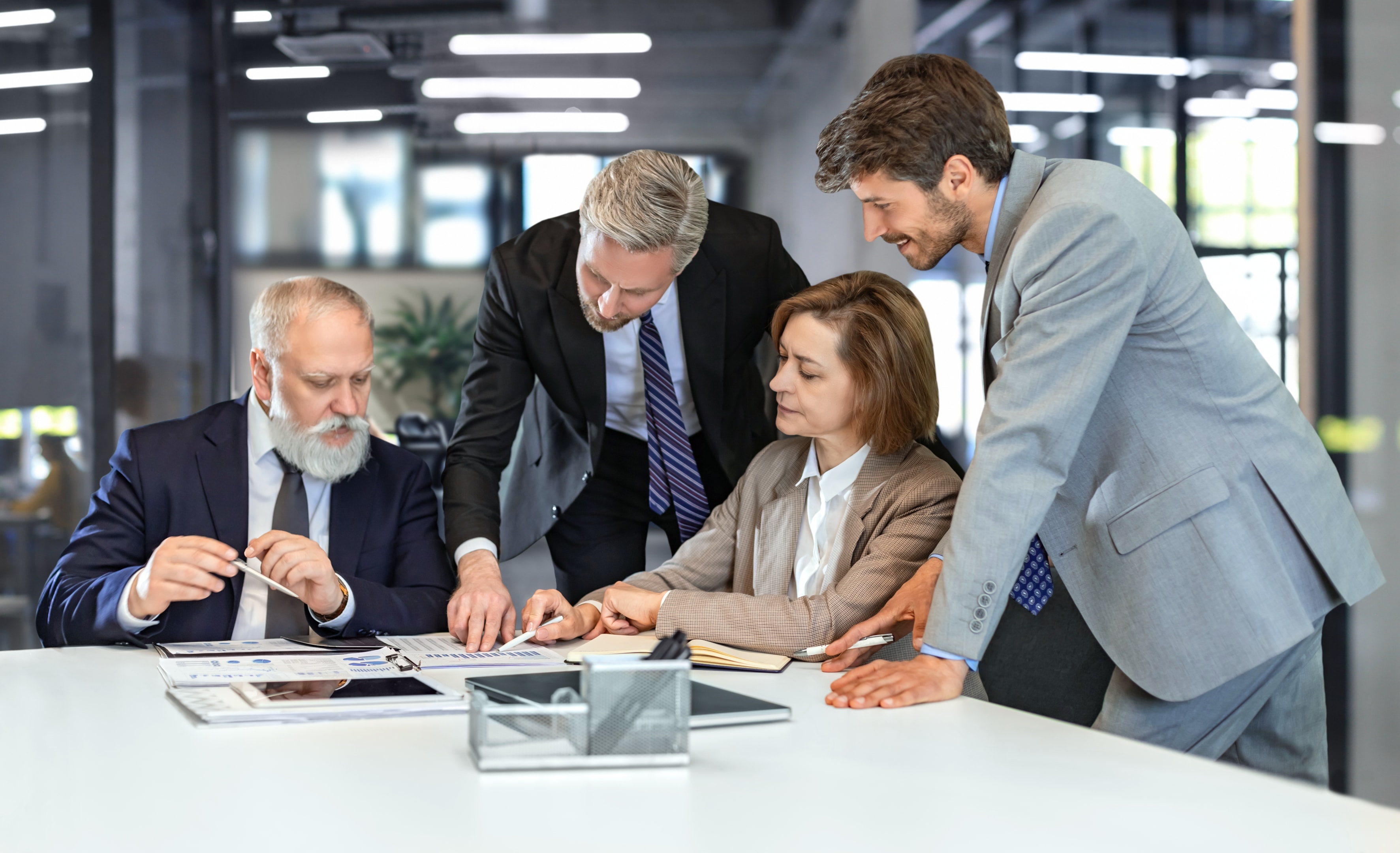 zespół rozmawiający o wykorzystaniu sztucznej inteligencji w codziennych działaniach