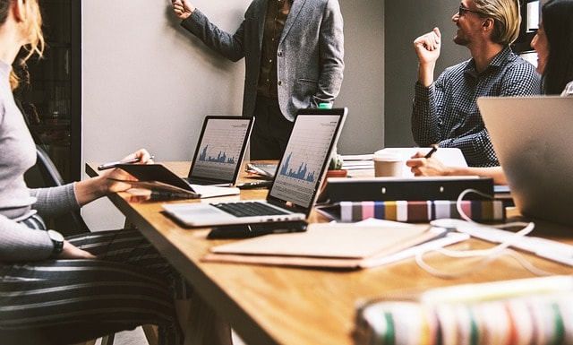 Mitarbeitende im Büro besprechen Vergütungsstrategien.