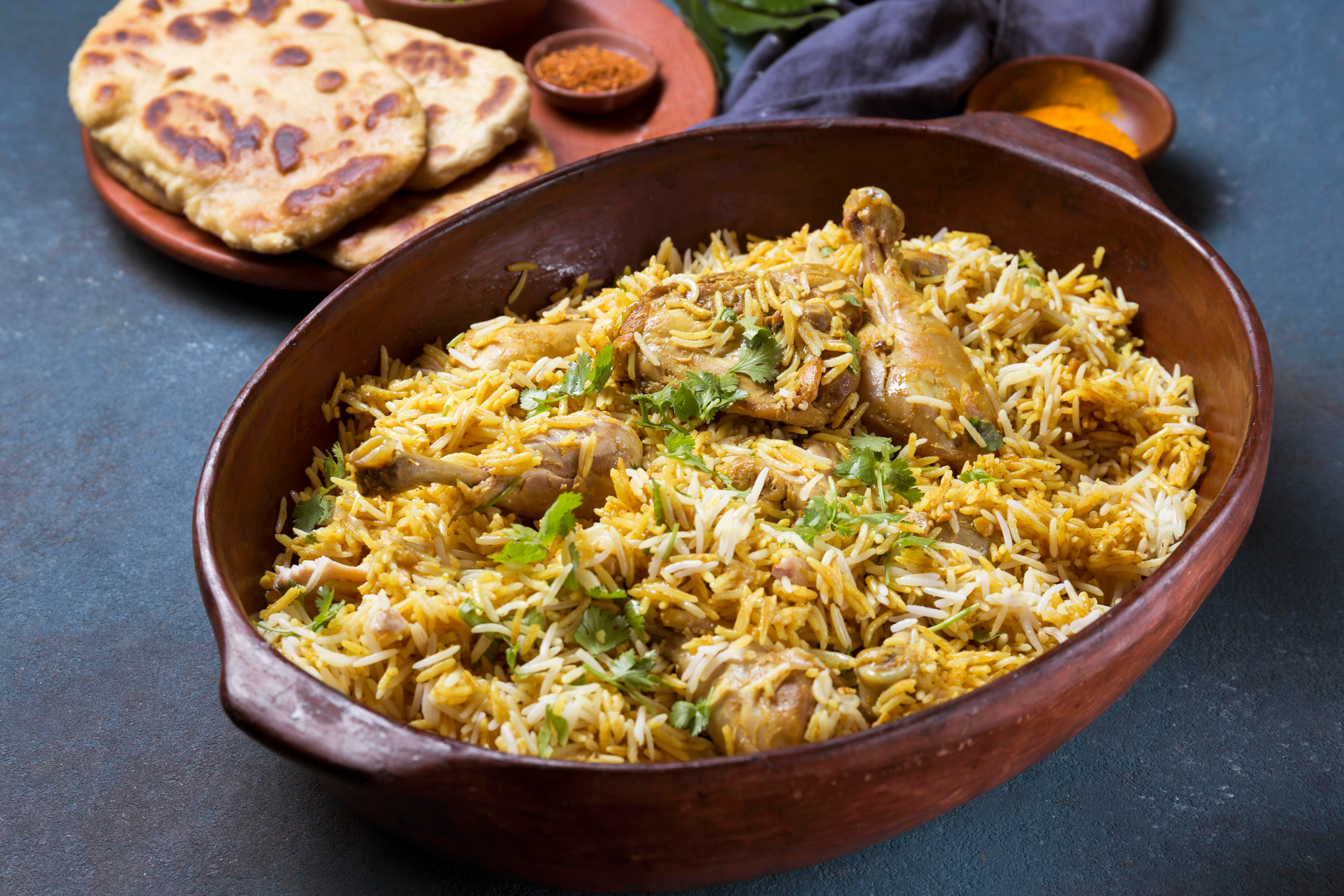 Hyderabadi Chicken Dum Biryani: A flavourful Indian dish with aromatic rice, tender chicken, and spices.