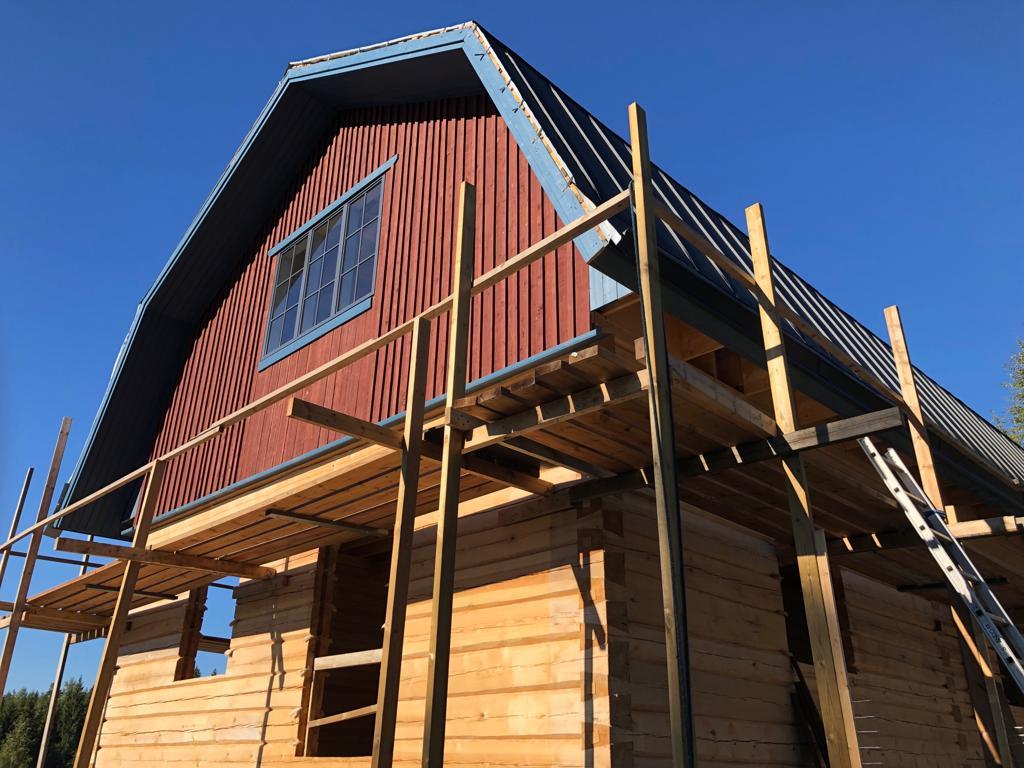 Ekologinen punamultamaali on valmistettu pellavaöljystä, pigmenteistä ja leipäjauhoista.