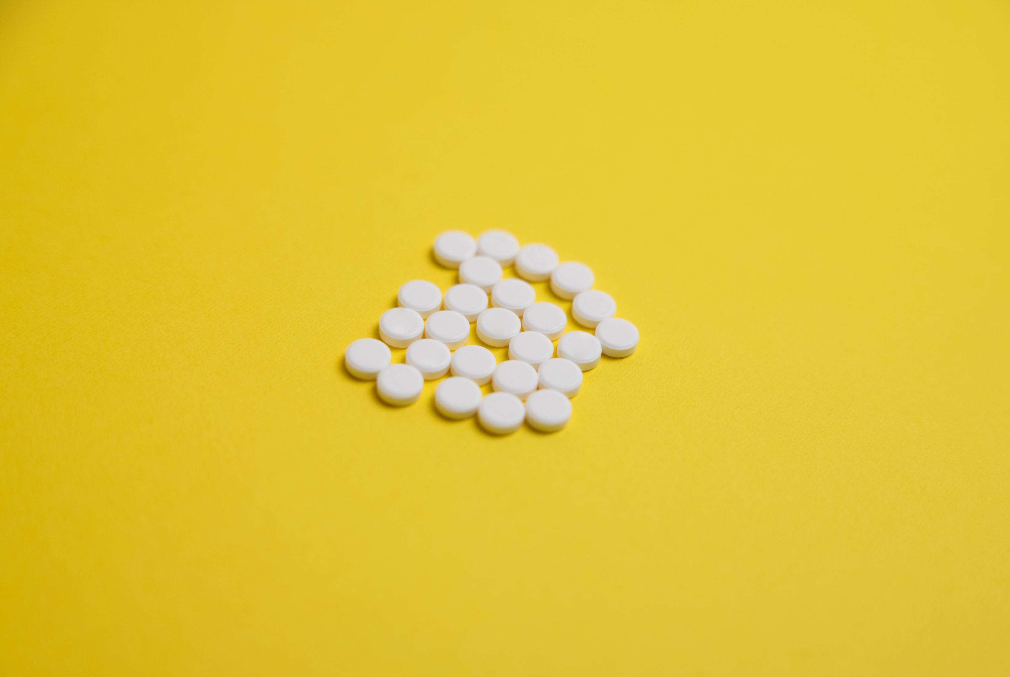 An image of anavar small white pills