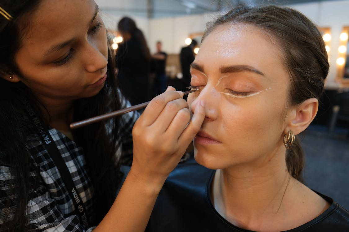 How to make money as a makeup artist