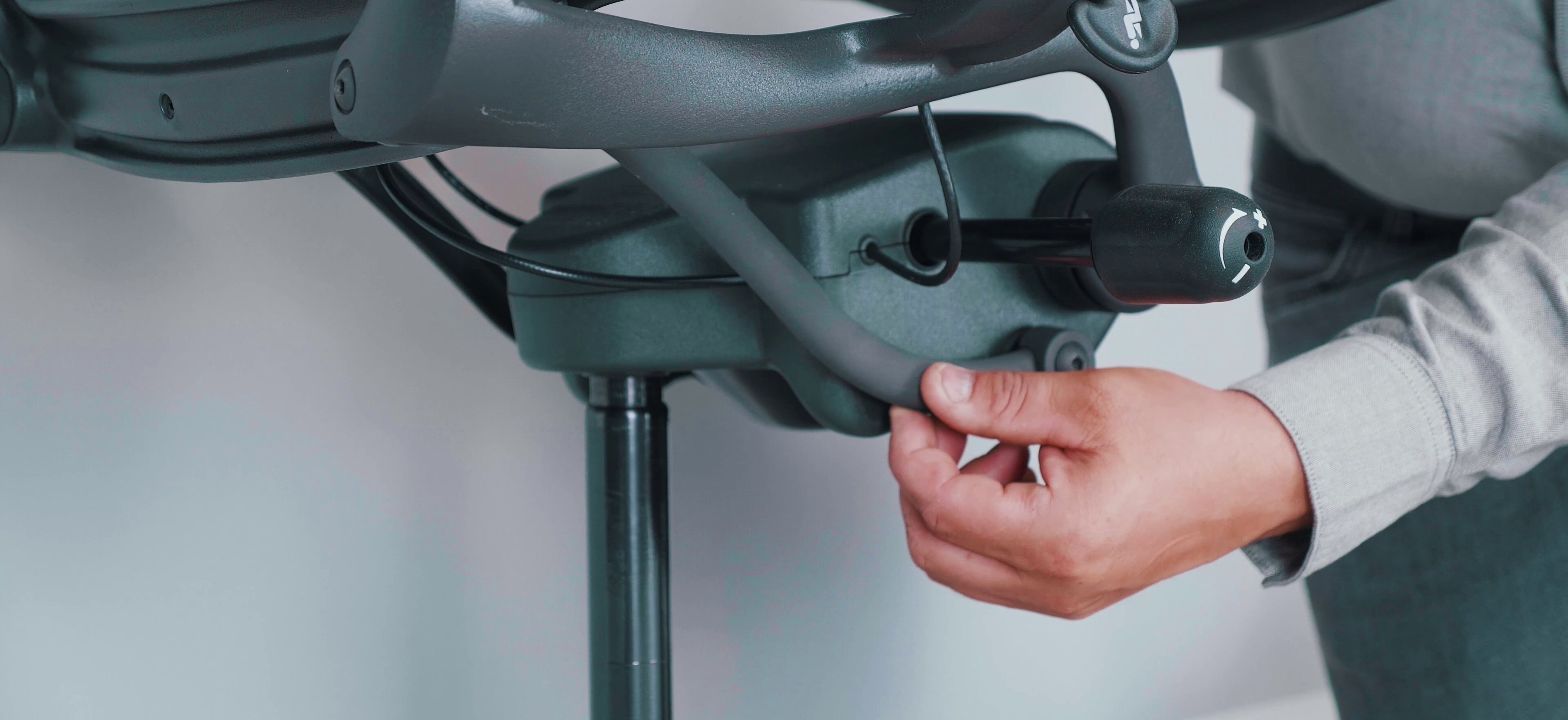 Herman Miller Aeron – luźne elementy? To nie wada, to przemyślany design! 2 Test luźnych elementów w Aeronie. Źródło: Brastech