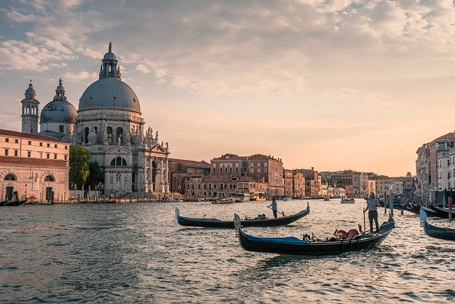 venetian gondolas (pixabay)