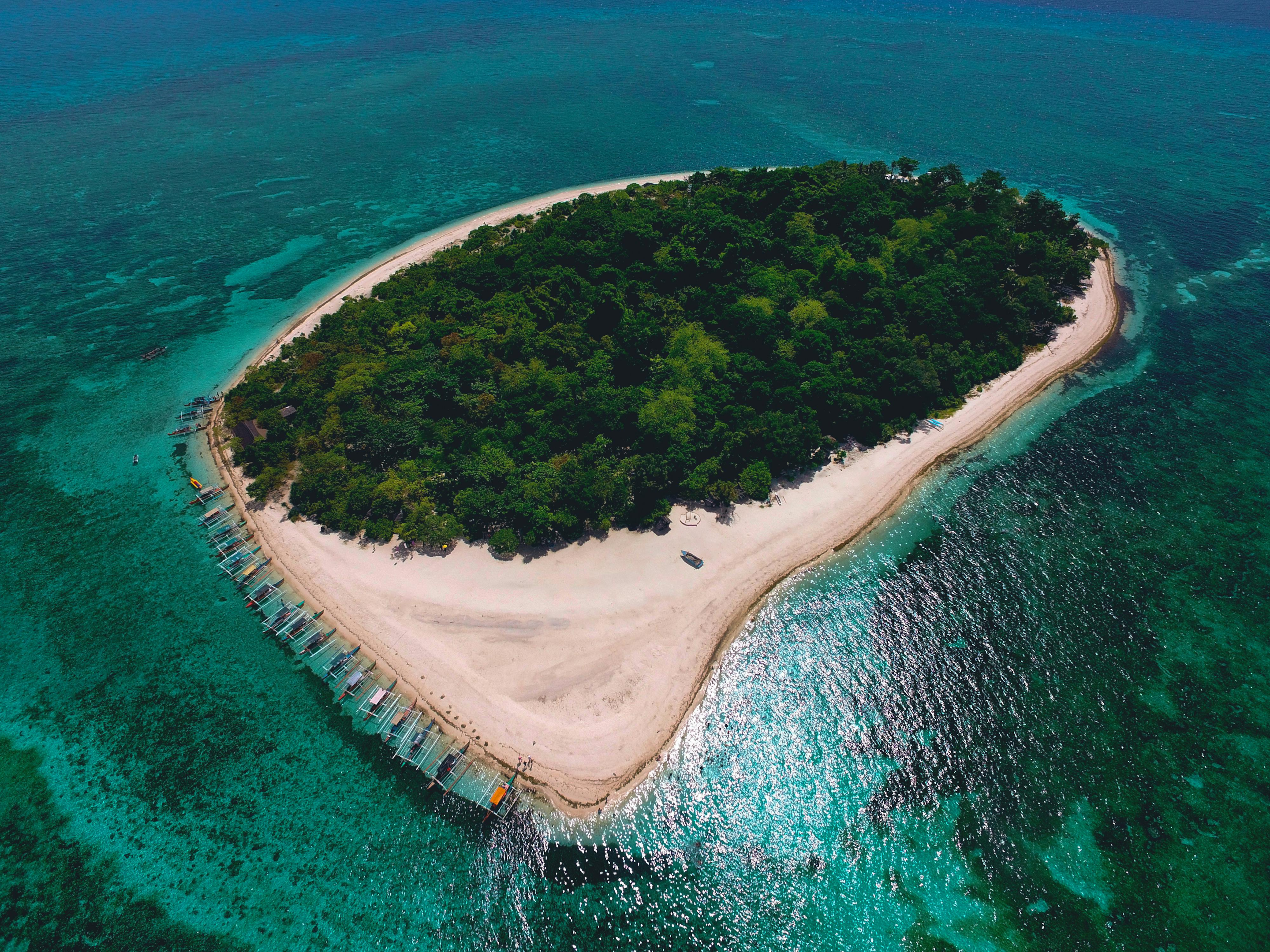 A picture of an island to illustrate the beauty of Oceania and the countries in Spanish that are located there.