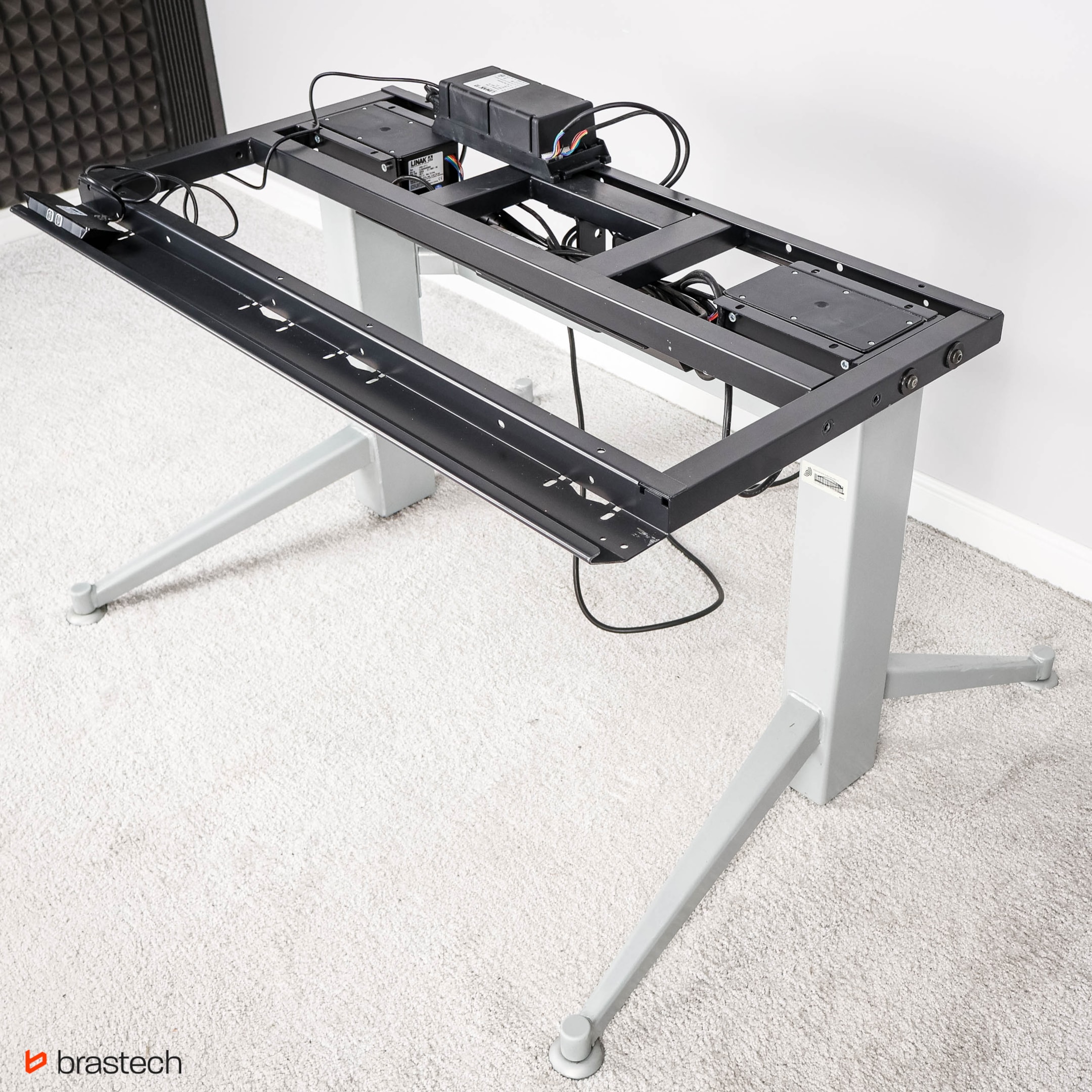 Recenzja biurka Aspa z mechanizmem Linak – biurko elektryczne, które spełni Twoje oczekiwania. 3 Biurko elektryczne Aspa. Źródło: Brastech