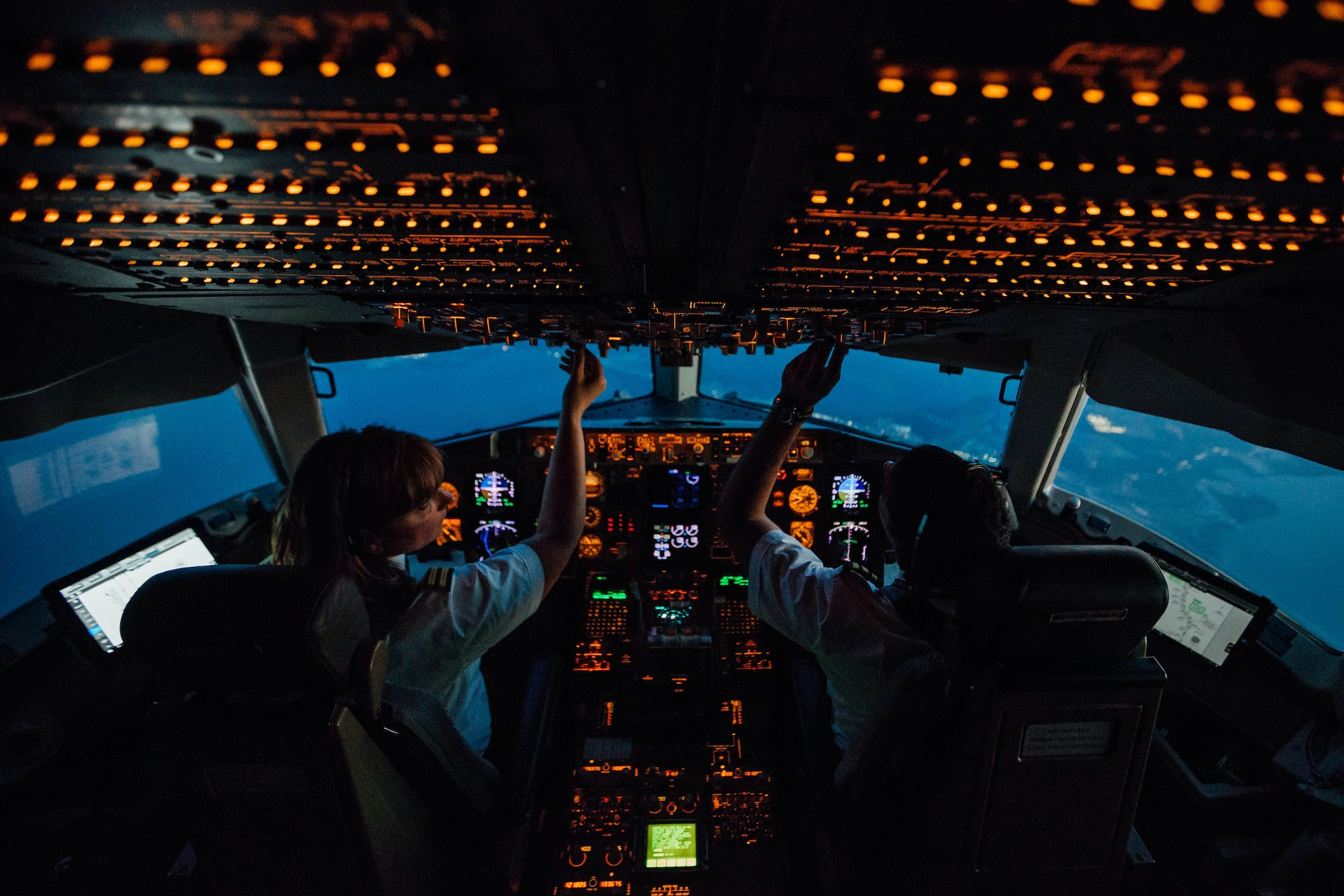 Two pilots in a cockpit agreeing on procedural decisions.