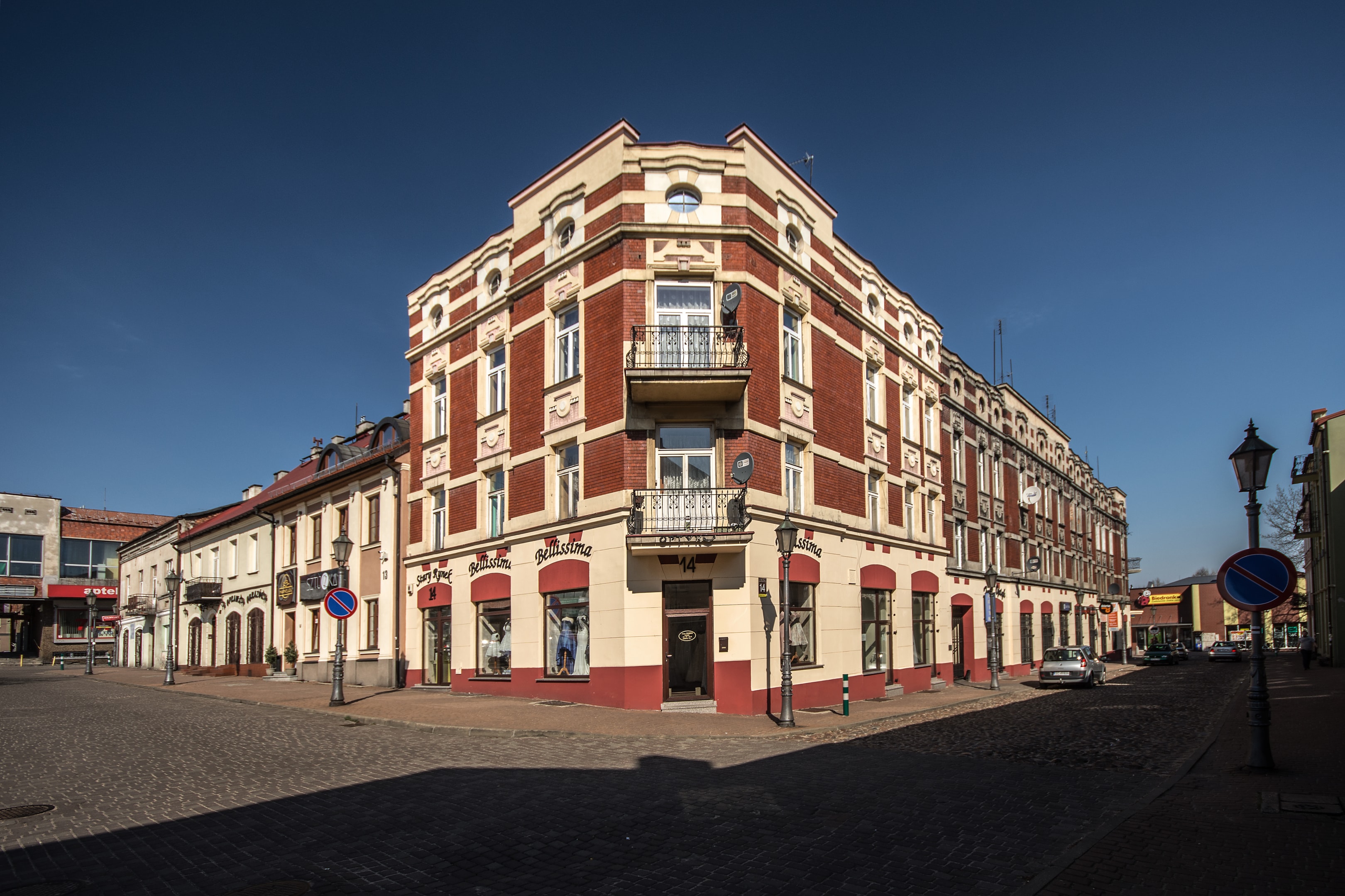 Stary Rynek w Częstochowie (źródło: https://commons.wikimedia.org/wiki/File:SM_Cz%C4%99stochowa_Stary_Rynek_14_(1)_ID_639710.jpg)