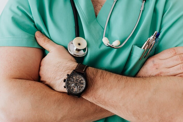 Ile zarabia lekarz i inni pracownicy opieki osobistej?