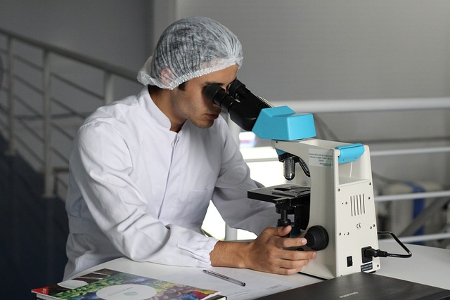 mokslininkas, vaistinė, mikroskopas