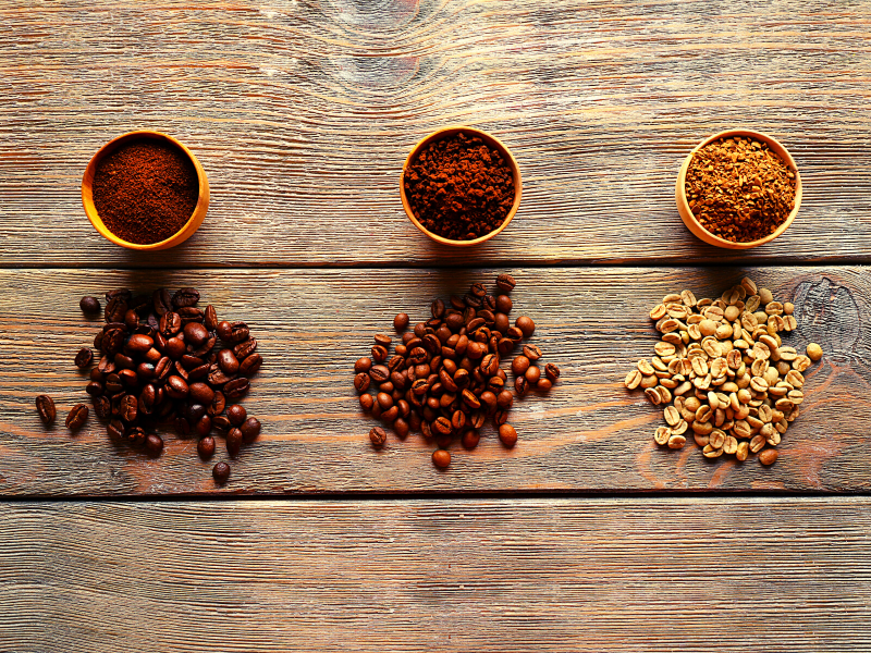 Diferentes tipos de moagem e grãos de café. Foto: pixelshot - Canva