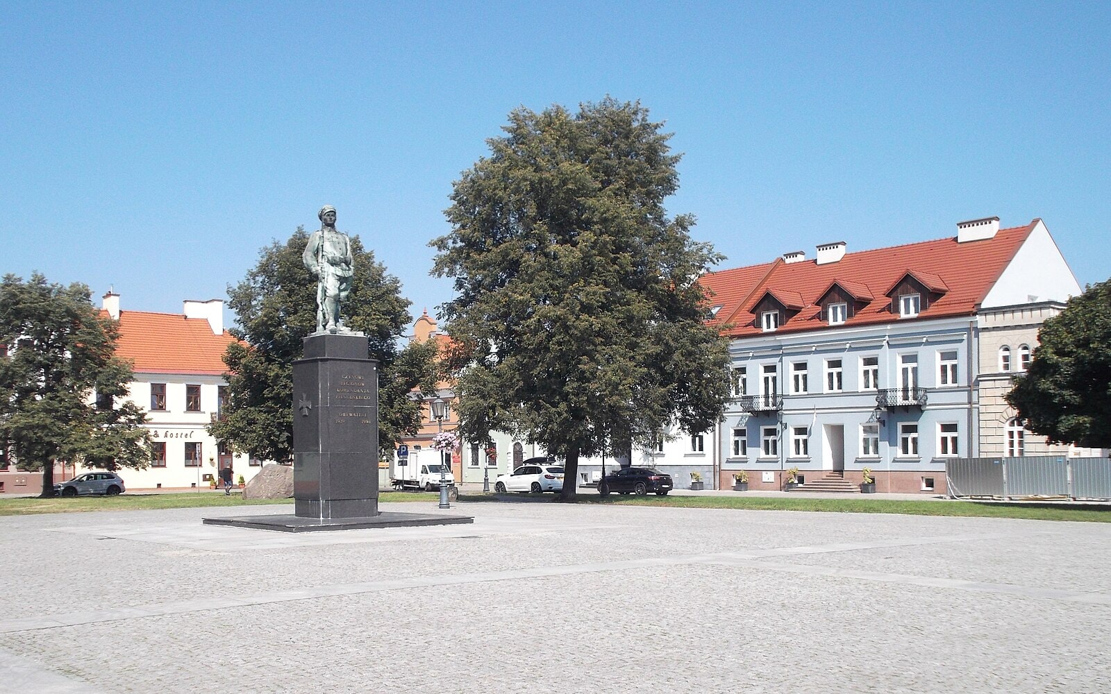 Pomnik Czynu Bohaterów w centrum Radomia, który znajduje się na placu i otoczony jest klasycystycznymi kamienicami. Źródło: https://commons.wikimedia.org/wiki/File:Market_Square_in_Radom_01.jpg