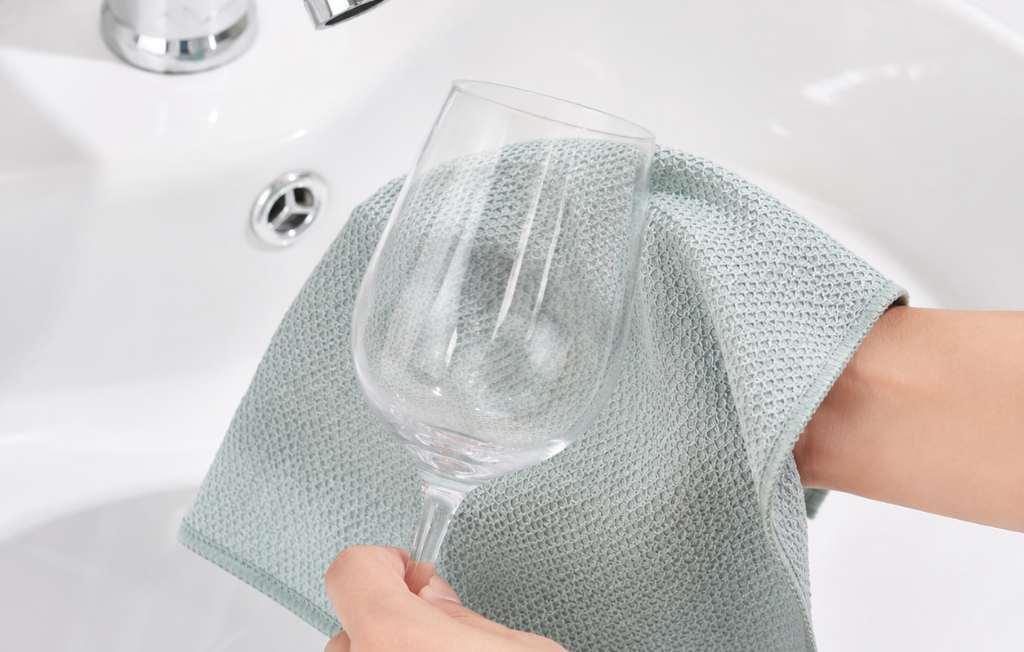 cleaning glassware with microfiber cloth