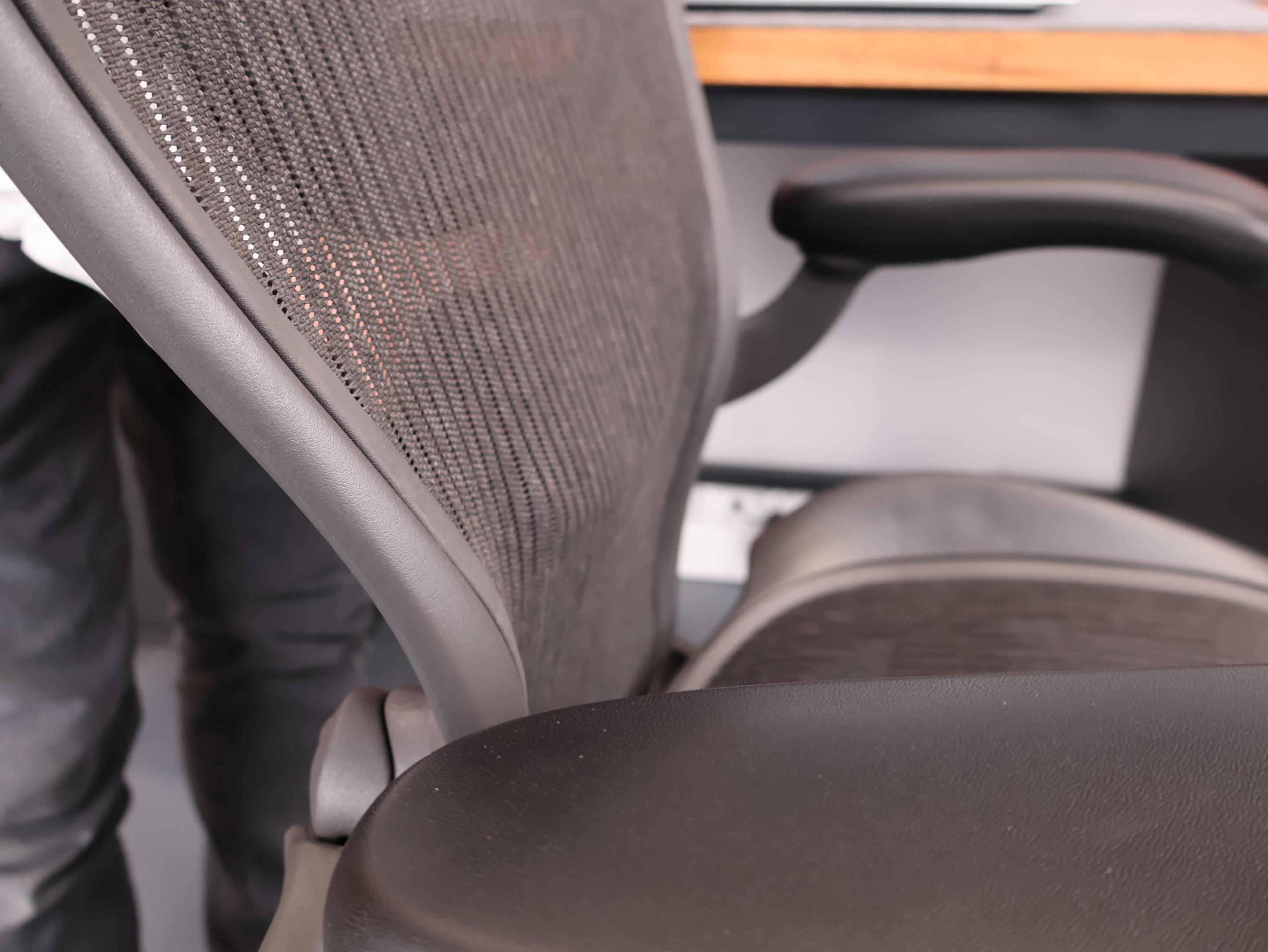 Herman Miller Aeron Classic – kompletna recenzja. Czy to naprawdę jeden z najlepszych foteli biurowych? 14 Siatka oparcia w Herman Miller Aeron Classic. Źródło: Brastech