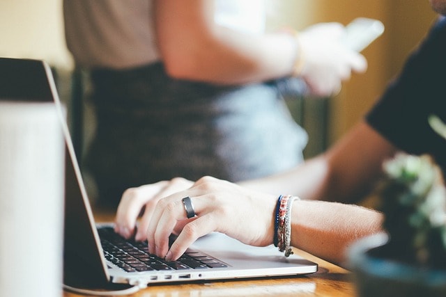 Während der Arbeitszeit muss die Arbeit mit einer guten Regelung auch bei mobiler Arbeit erledigt werden.