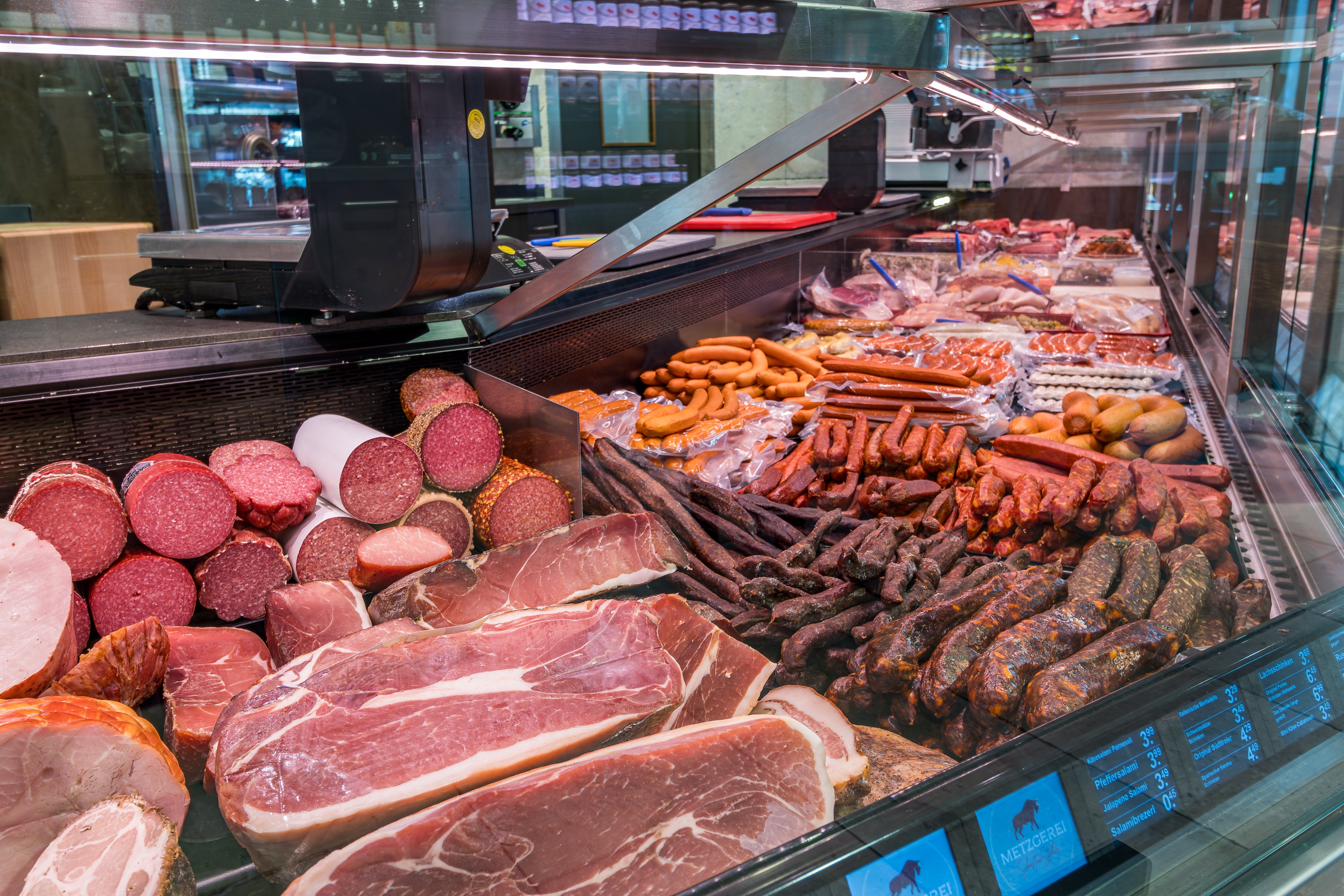 Bei uns finden Sie eine große Auswahl an Salamispezialitäten.