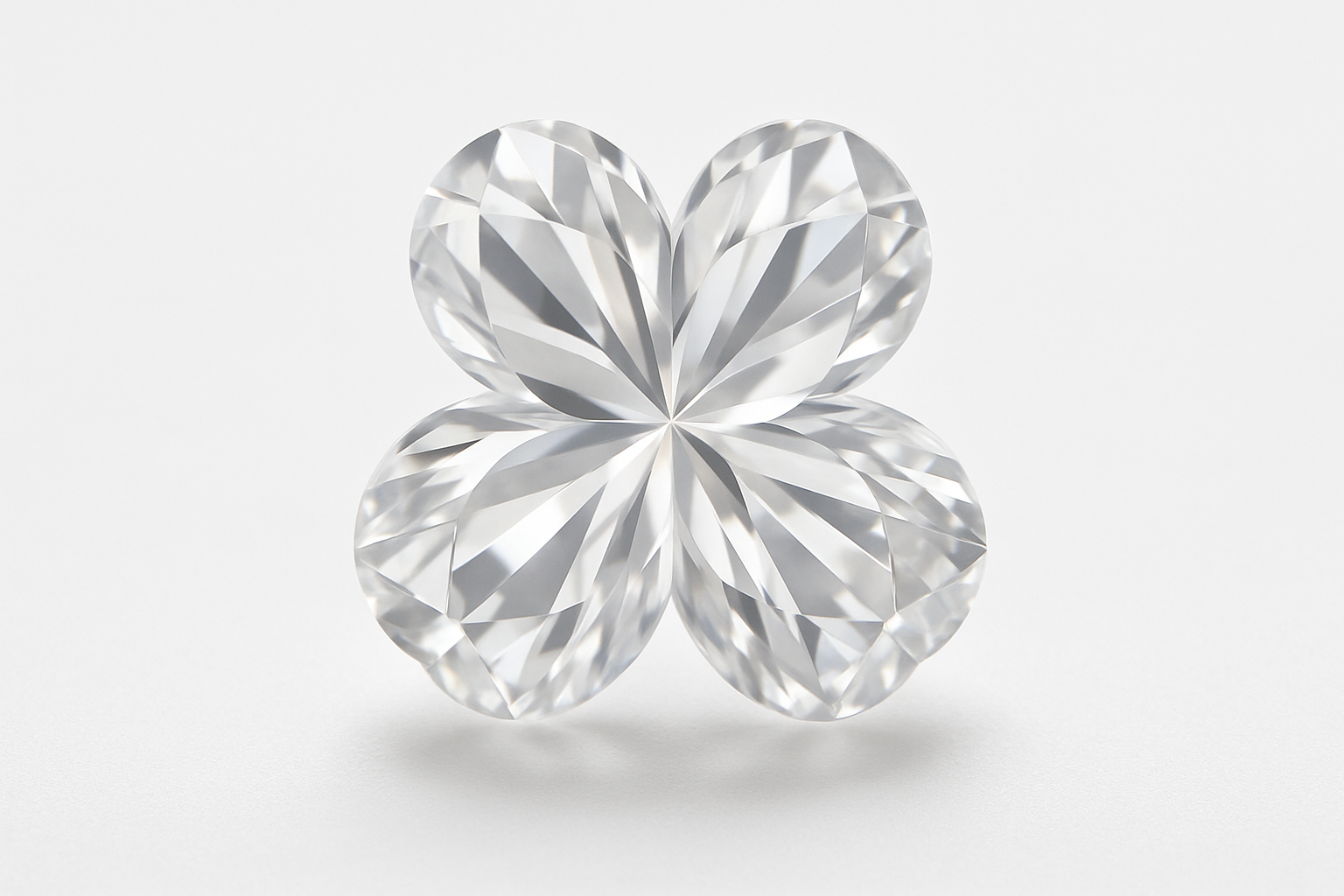 Dobilas formos deimanto makro nuotrauka ant balto fono.