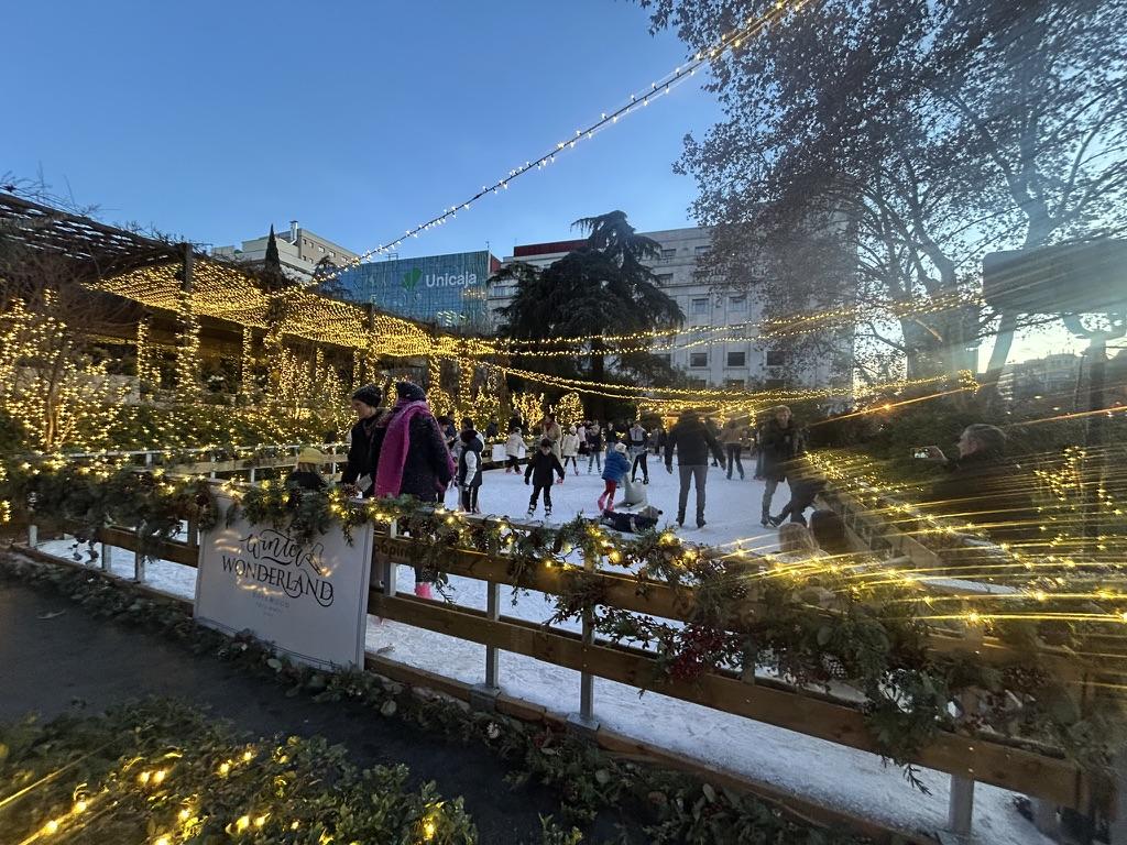 Kleine winter ijsbaan in de tuin van 5 Hotel Rosewood Villamagna in Madrid, Spanje-