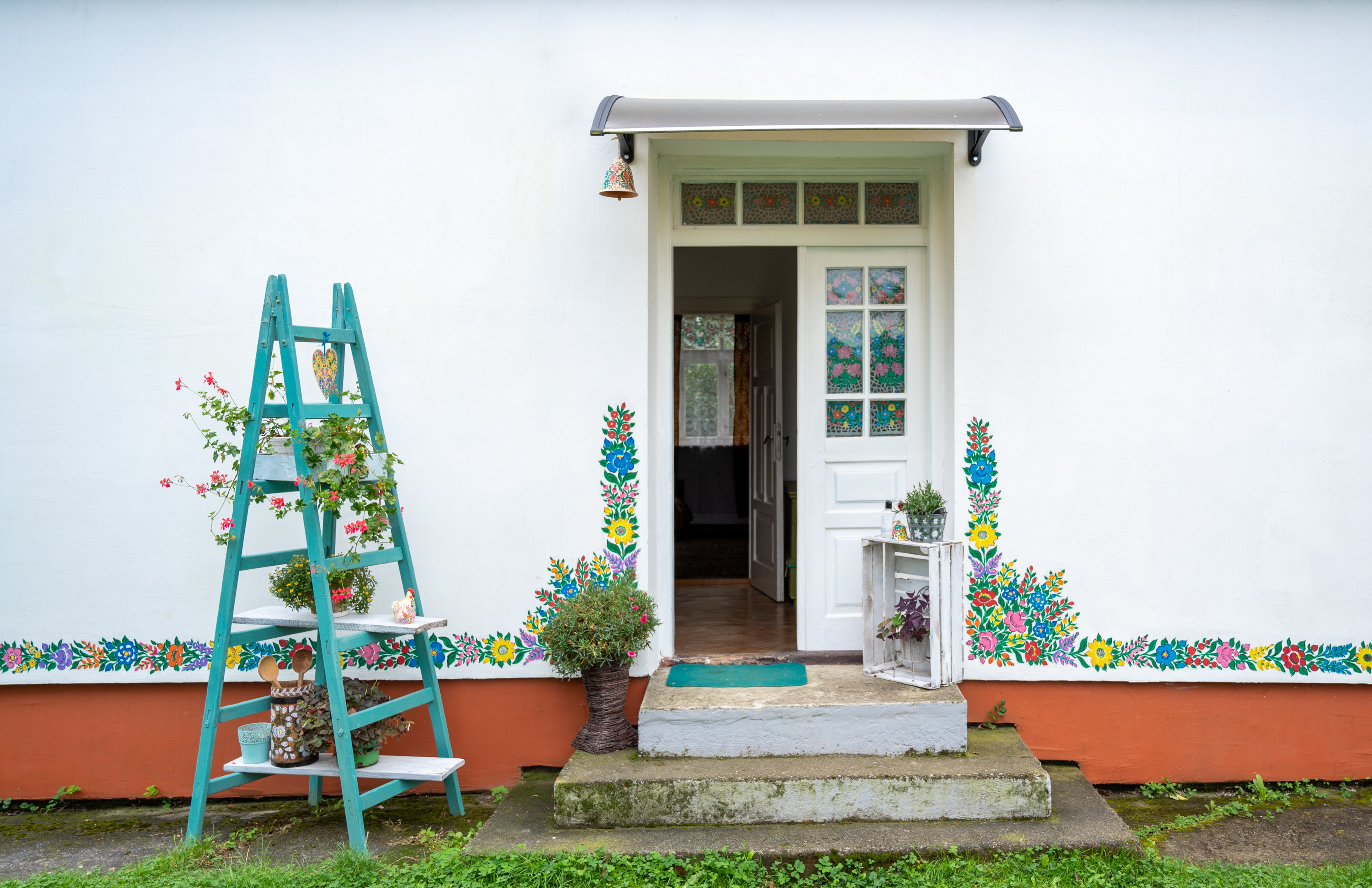 Ladder in front of the wall: Also a good idea for the design of balcony plants