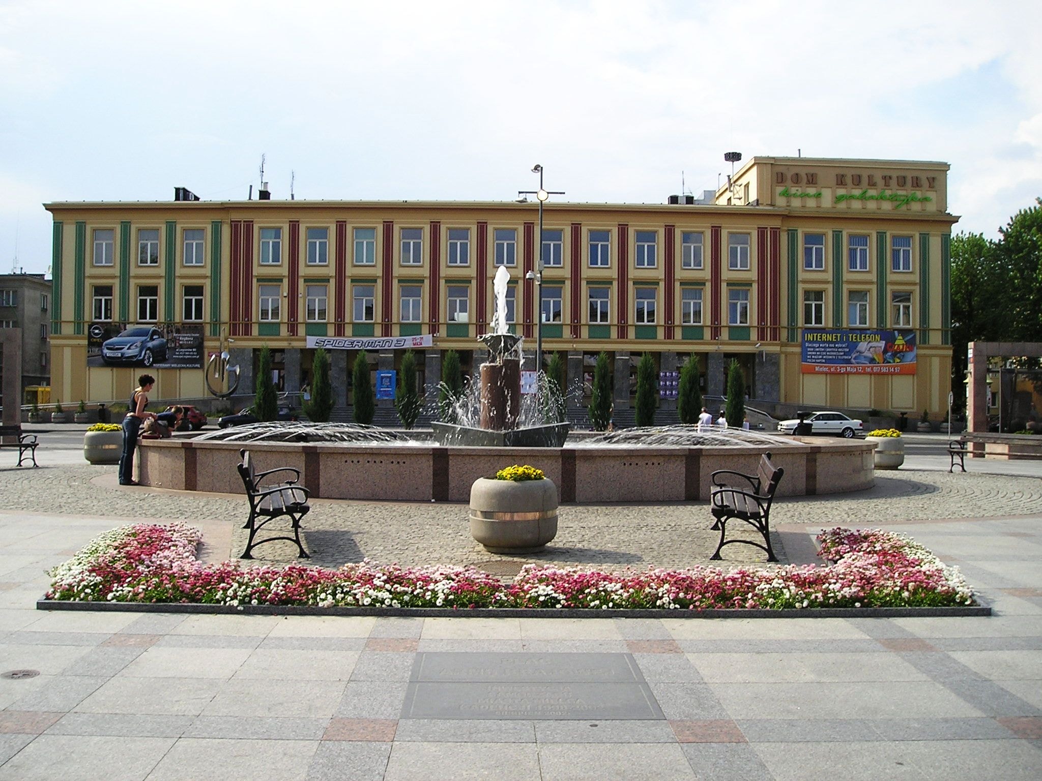 W Mielcu znajduje się Plac Armii Krajowej widoczny na zdjęciu. Źródło: https://commons.wikimedia.org/wiki/File:Poland_Mielec_Plac_AK.jpg