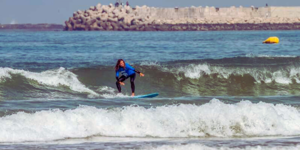 faire du surf à la plage de essaouira pendant votre voyage