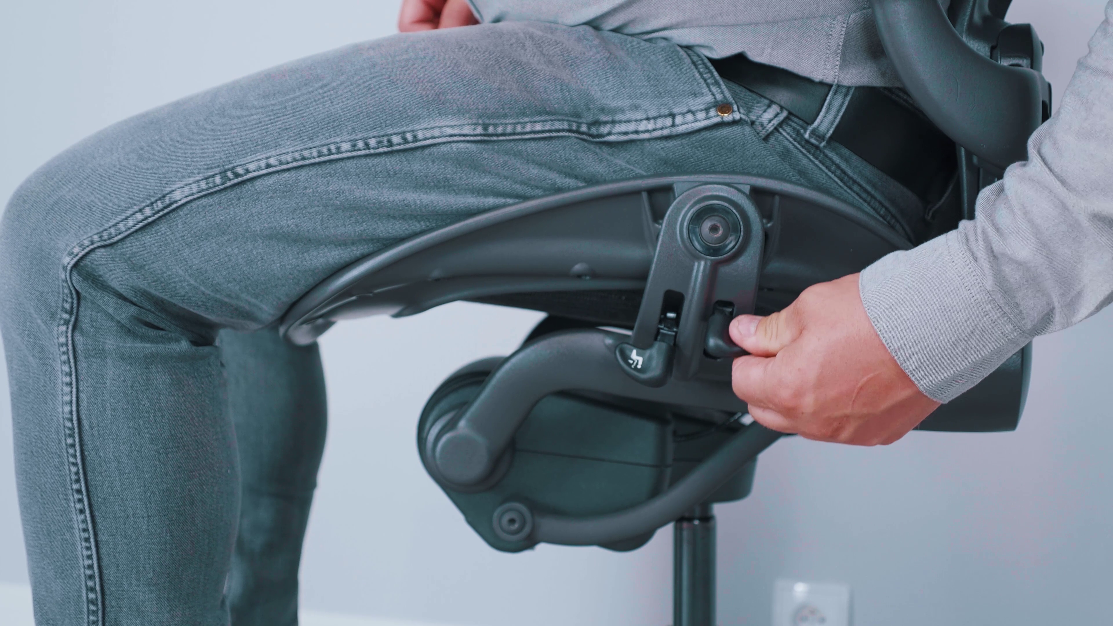 Jak dobrać fotel ergonomiczny w 6 krokach? Praktyczny przewodnik dla osób pracujących przy biurku 1 Regulacja wysokości fotela w Herman Miller Aeron. Źródło: Brastech