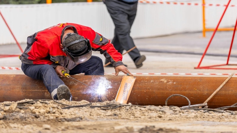 Manual or mechanical pipe cutting is time consuming