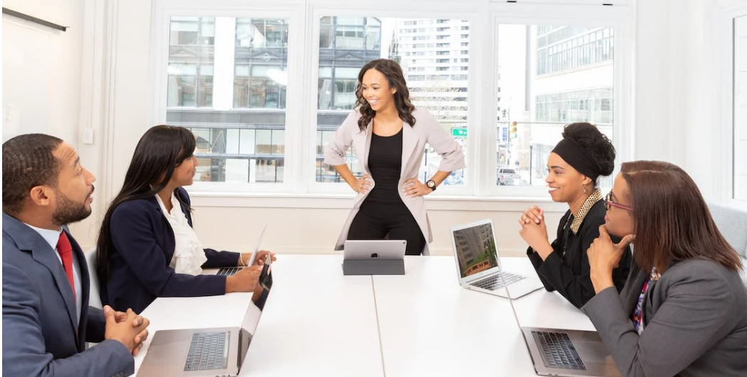 réunion d'équipe entre employés et le manager