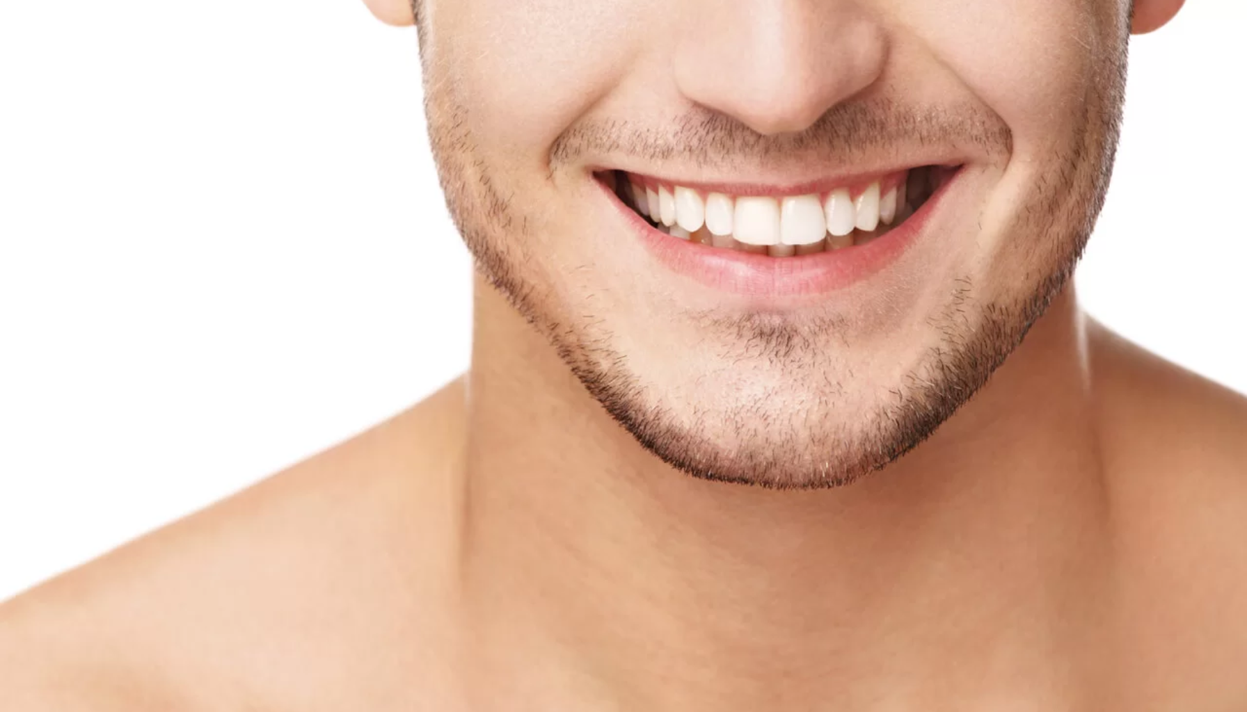 Tannbleking: Få hvitere tenner på en trygg måte 21 Mann med hvite tenner smiler etter tannbleking.