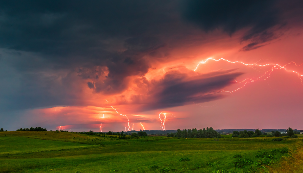 Thunder and Lightning vs. Relámpagos y Truenos