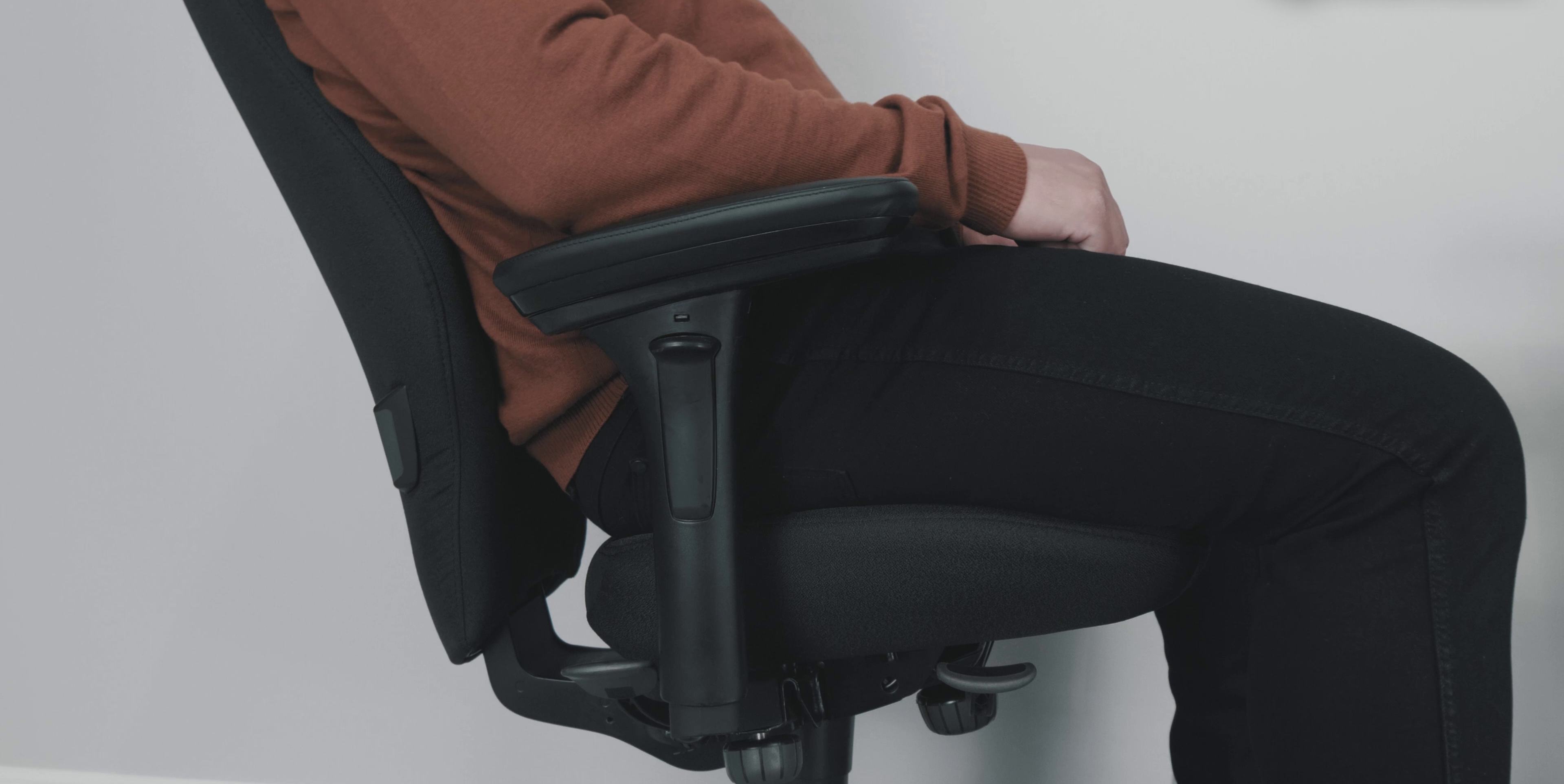 Fotel dla wysokiej osoby – jak dobrać fotel biurowy, który naprawdę zadba o Twój komfort i kręgosłup 5 Regulowany podłokietnik 4D. Źródło: Brastech