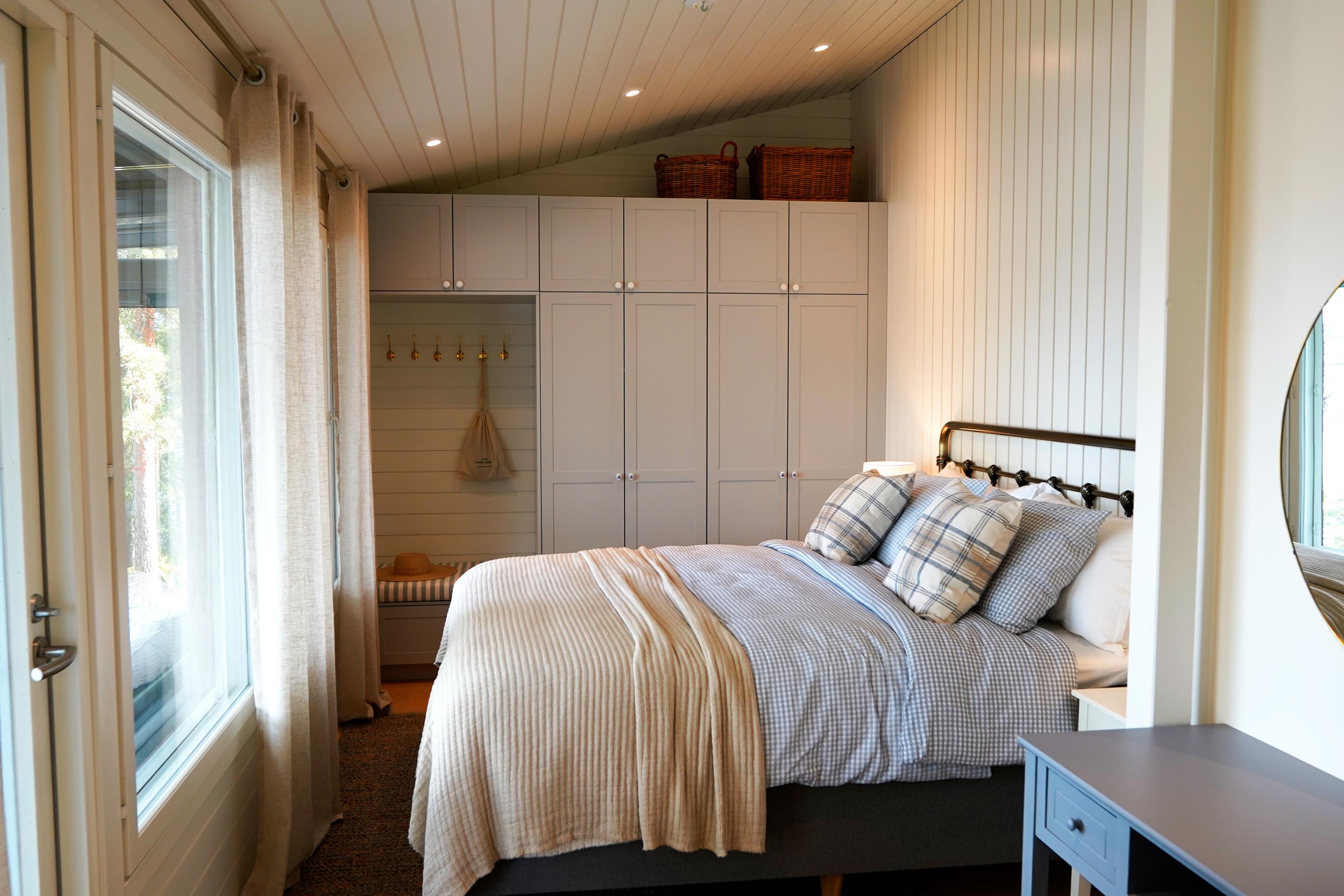 Makuuhuoneen paneelit maalattiin Uula Paneelimaalilla.