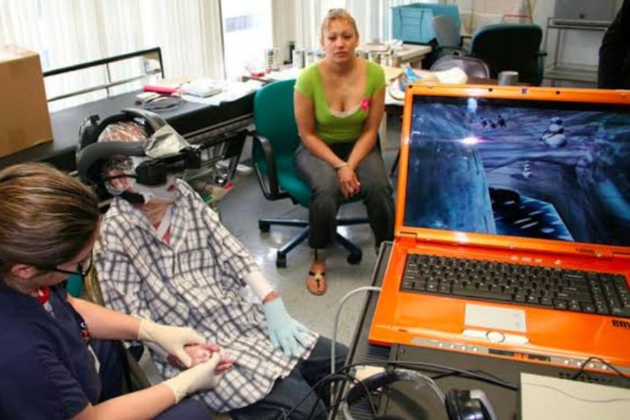 Teknologi virtual reality membantu menanggulangi kecemasan pasien