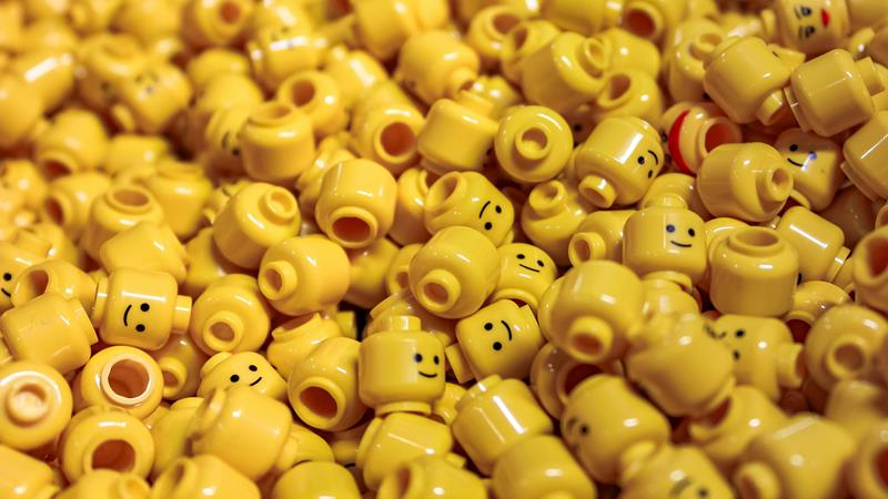 Cabezas LEGO amarillas moldeadas por inyección