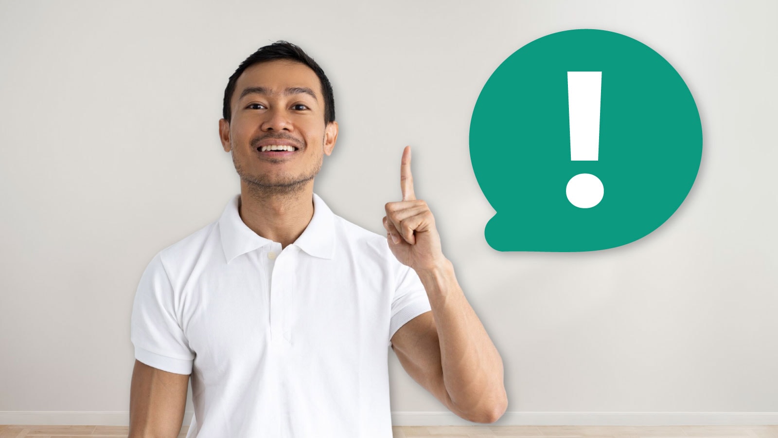 Pria menunjuk ke atas dengan ekspresi optimis — simbol semangat berhenti merokok