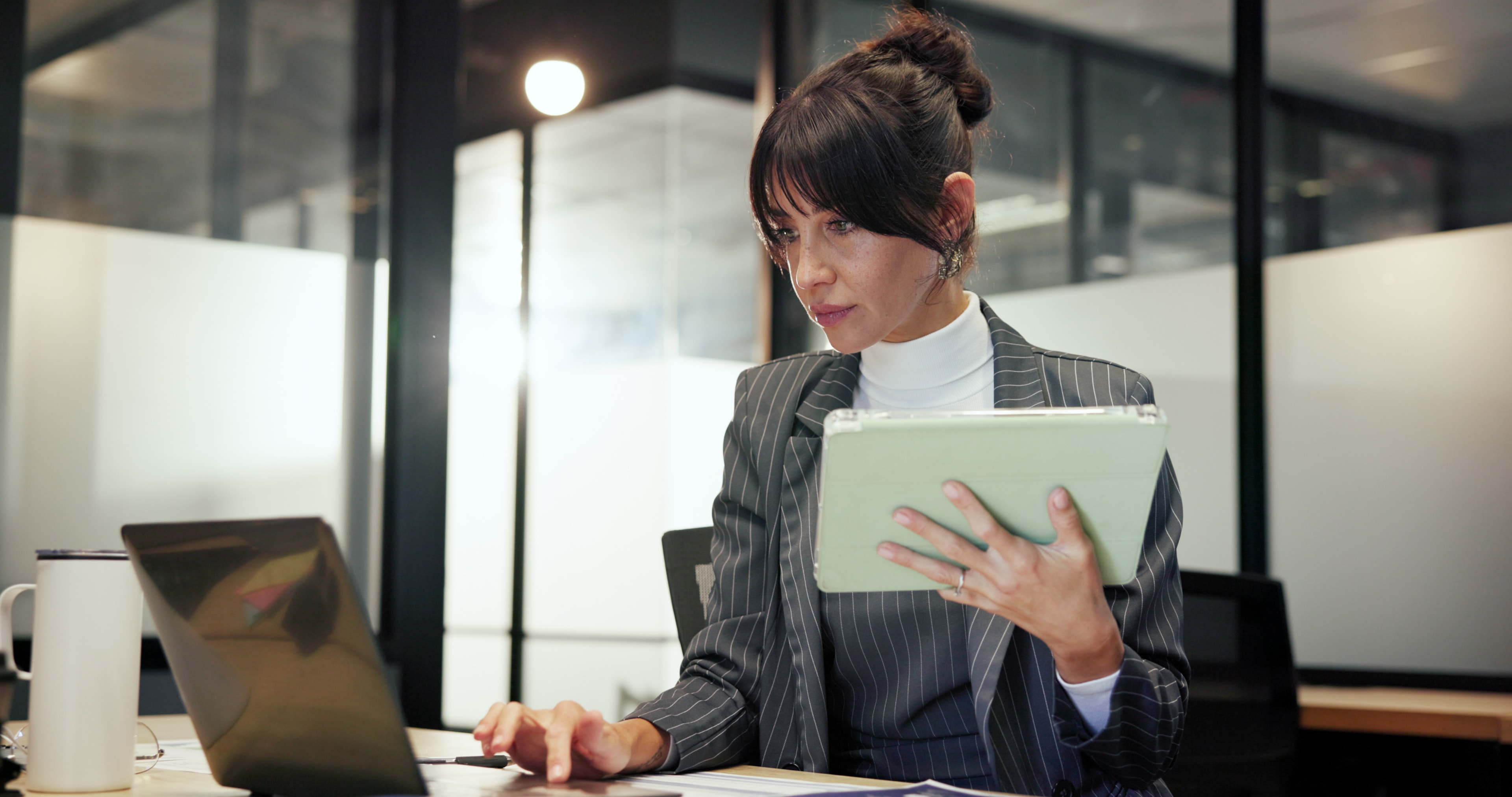 Pracownik i jego praca w biurze.