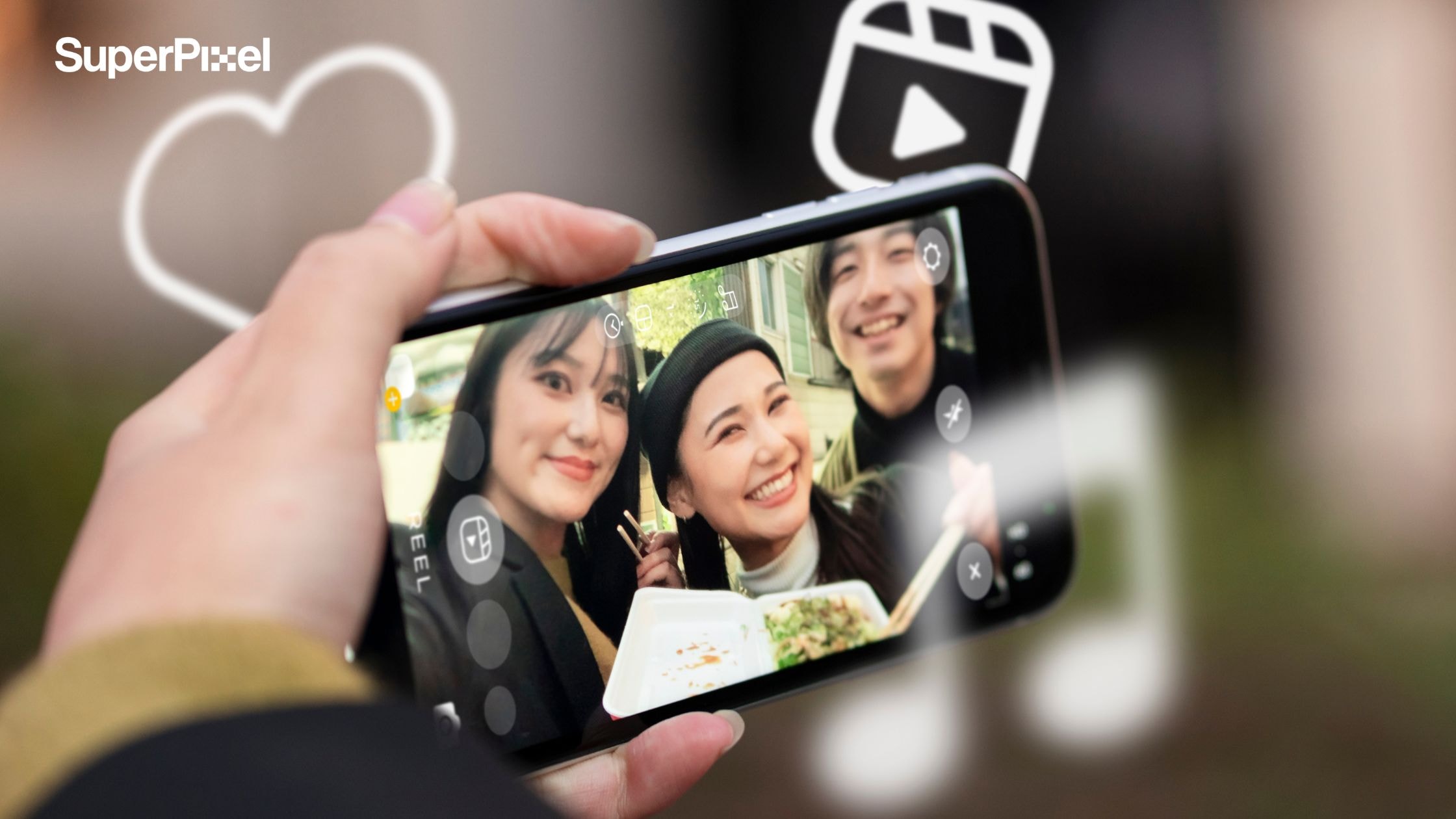 Young people using reels social media (dok.freepik)