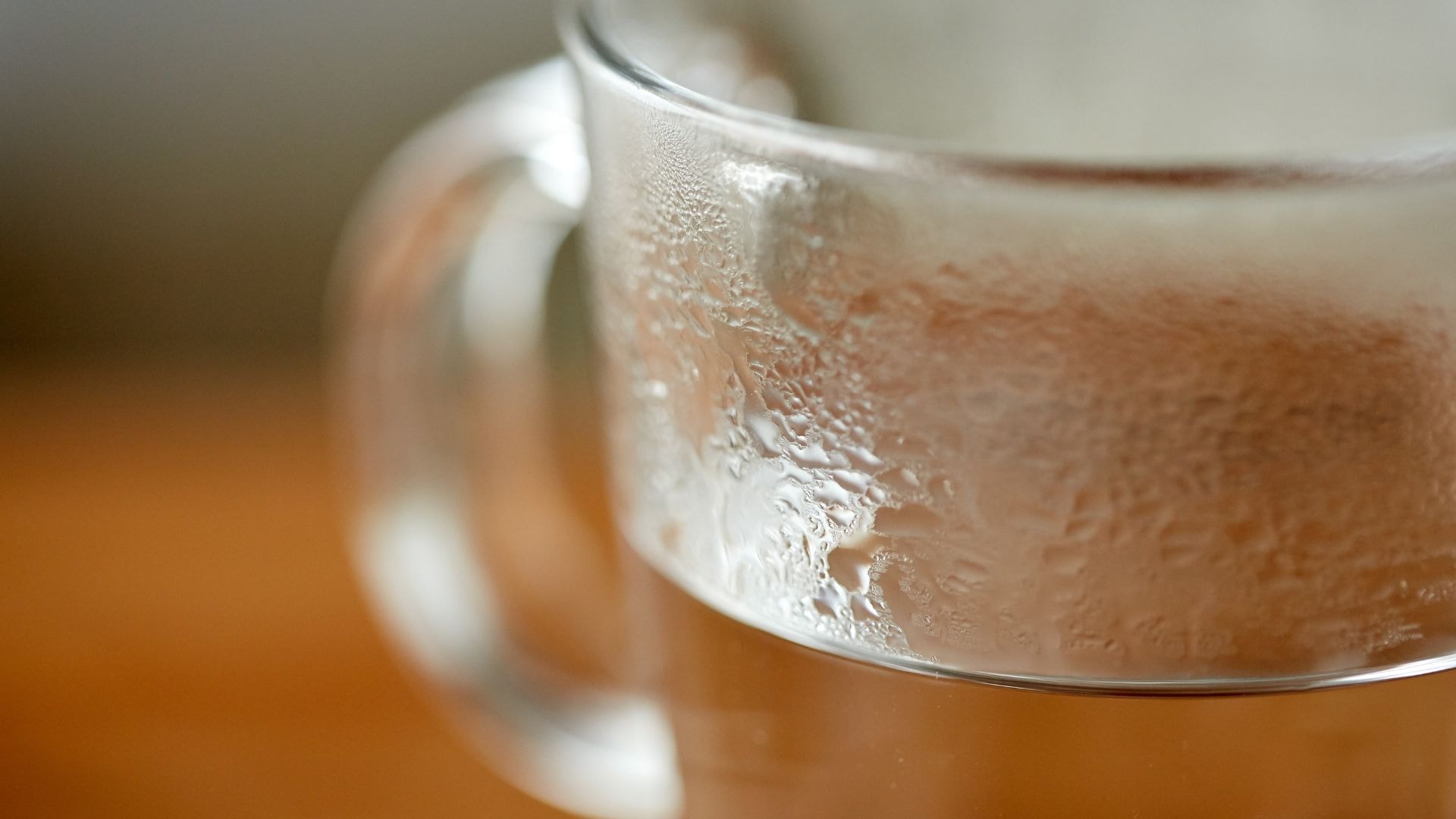 Przegotowana woda w szklance